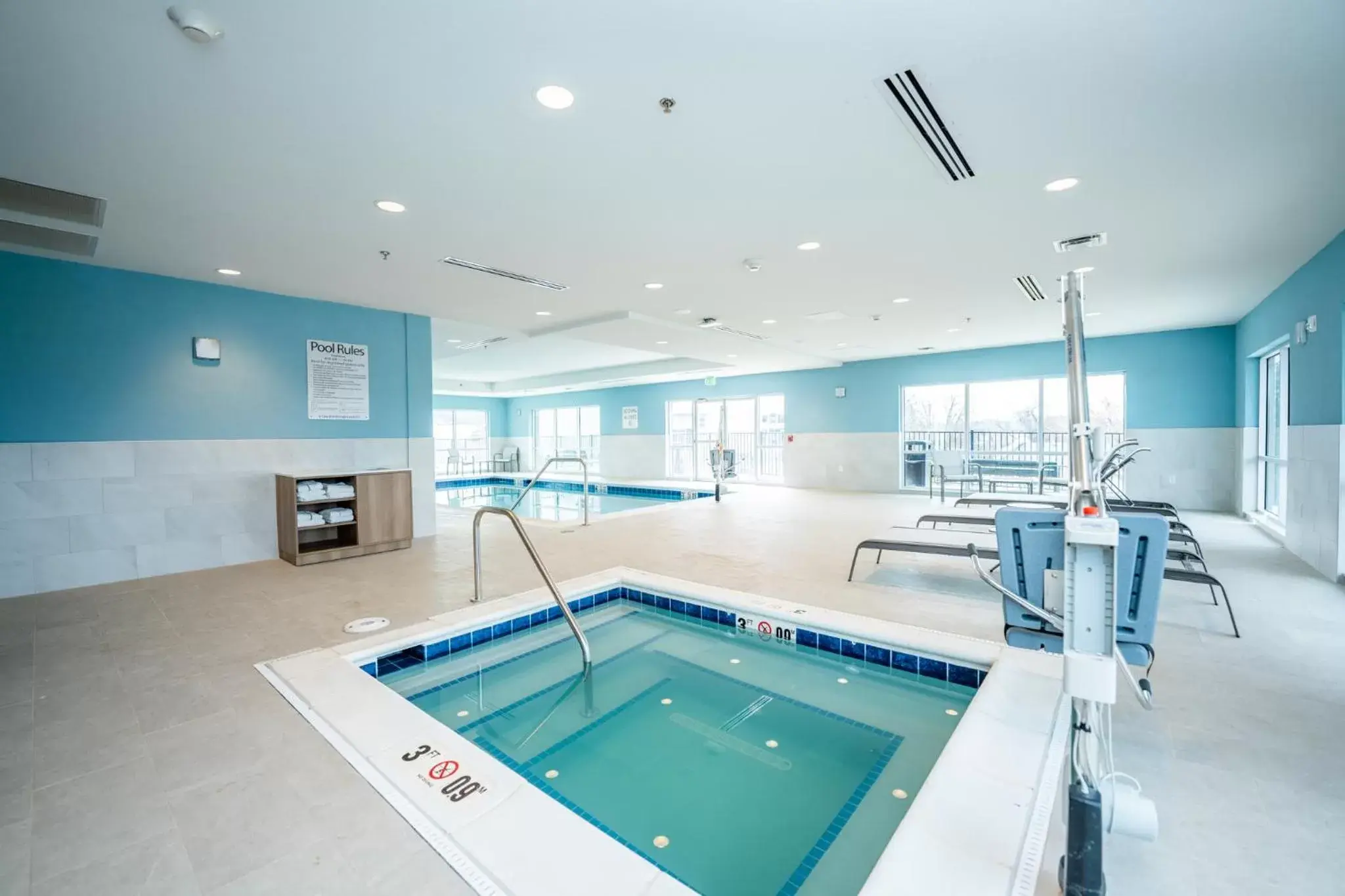 Hot Tub, Swimming Pool in Holiday Inn Express & Suites Charlottesville, an IHG Hotel
