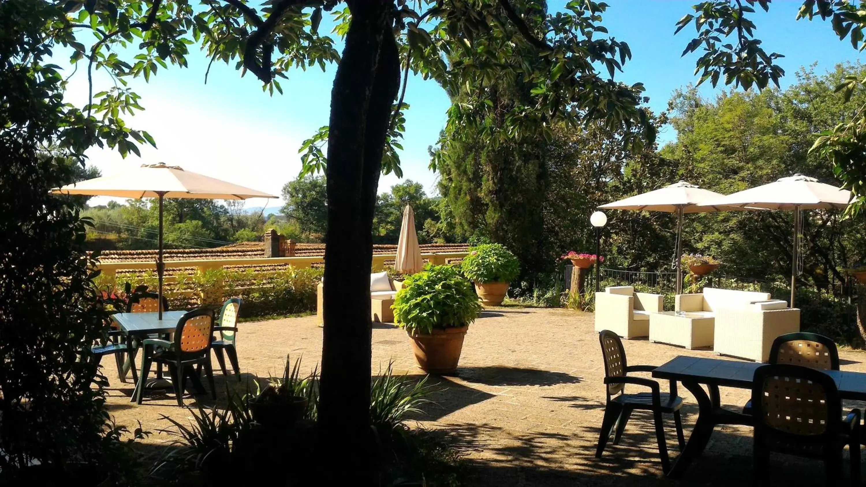 Business facilities, Restaurant/Places to Eat in Villa La Nussa