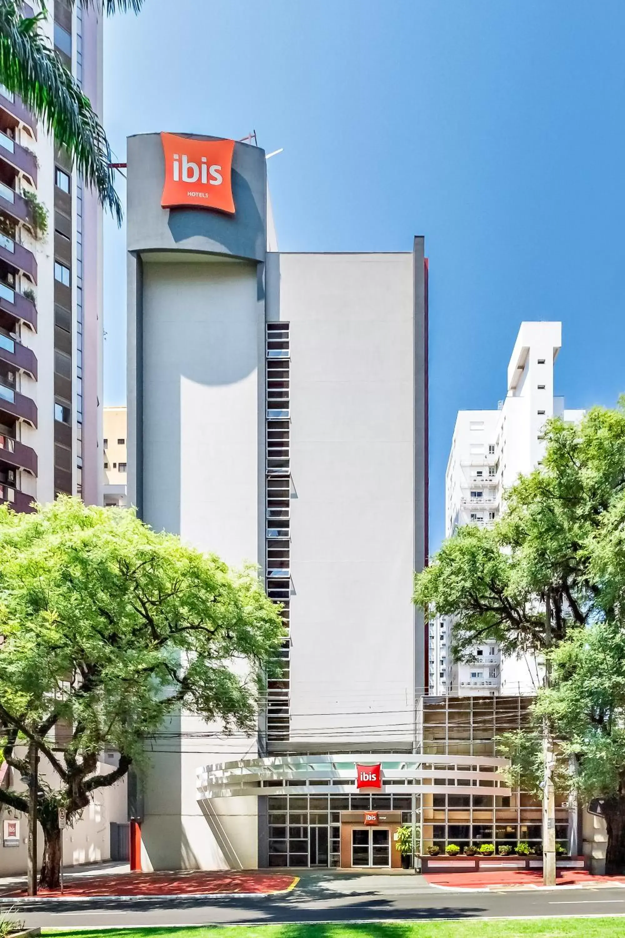 Facade/entrance, Property Building in Ibis Maringa