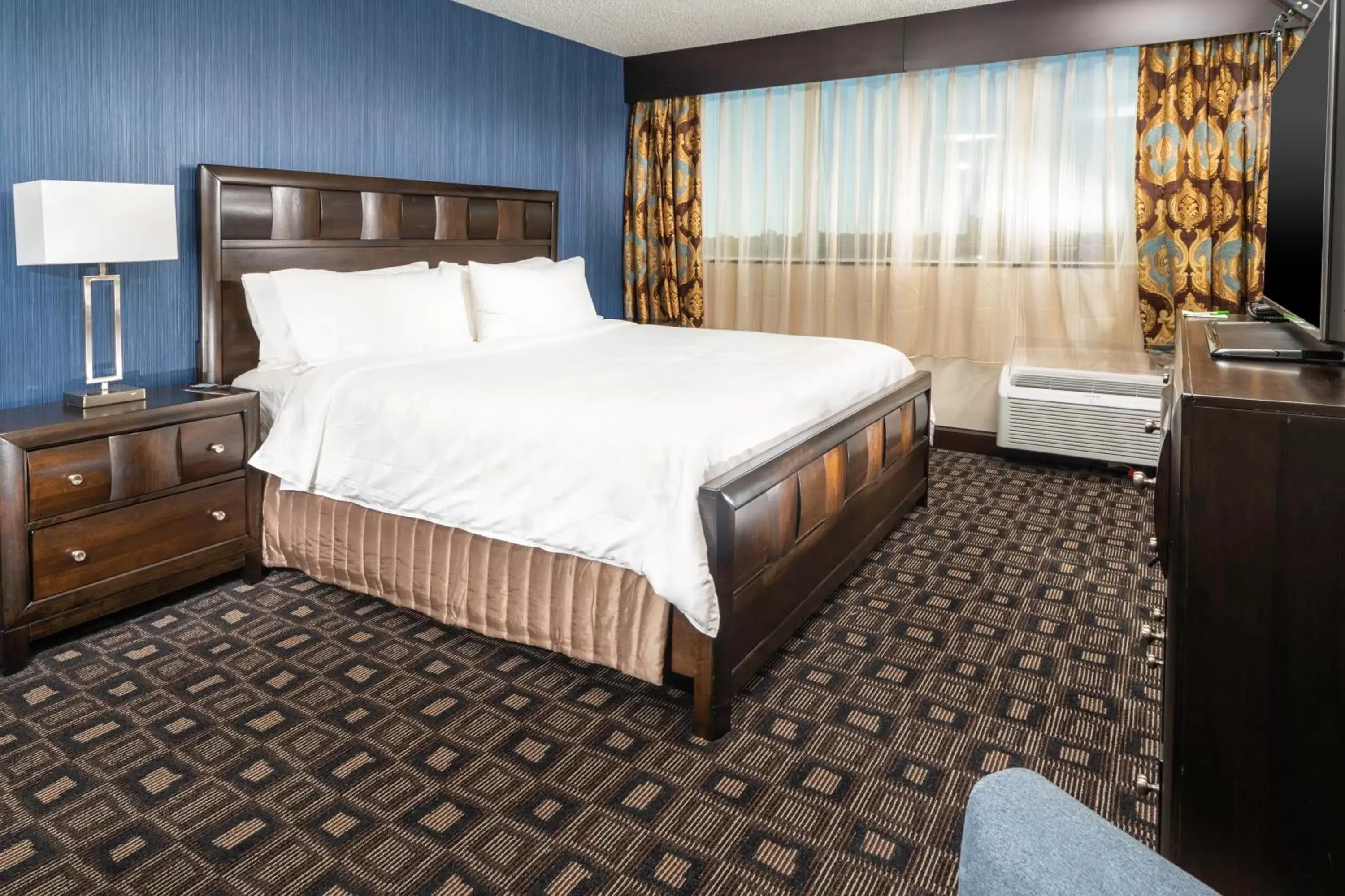 Photo of the whole room, Bed in Holiday Inn Louisville East - Hurstbourne, an IHG Hotel