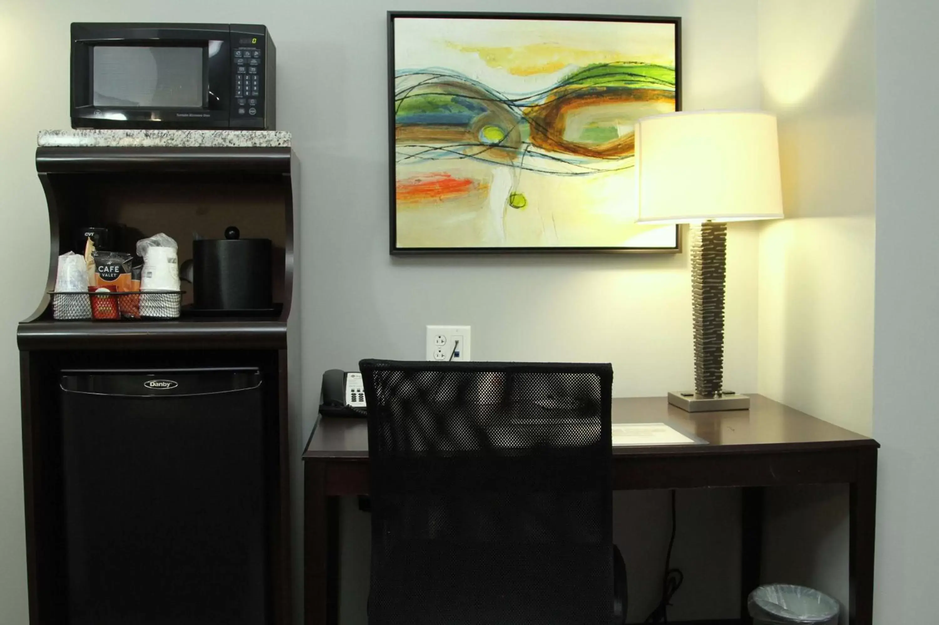 Photo of the whole room, Kitchen/Kitchenette in Best Western Plus Olathe Hotel