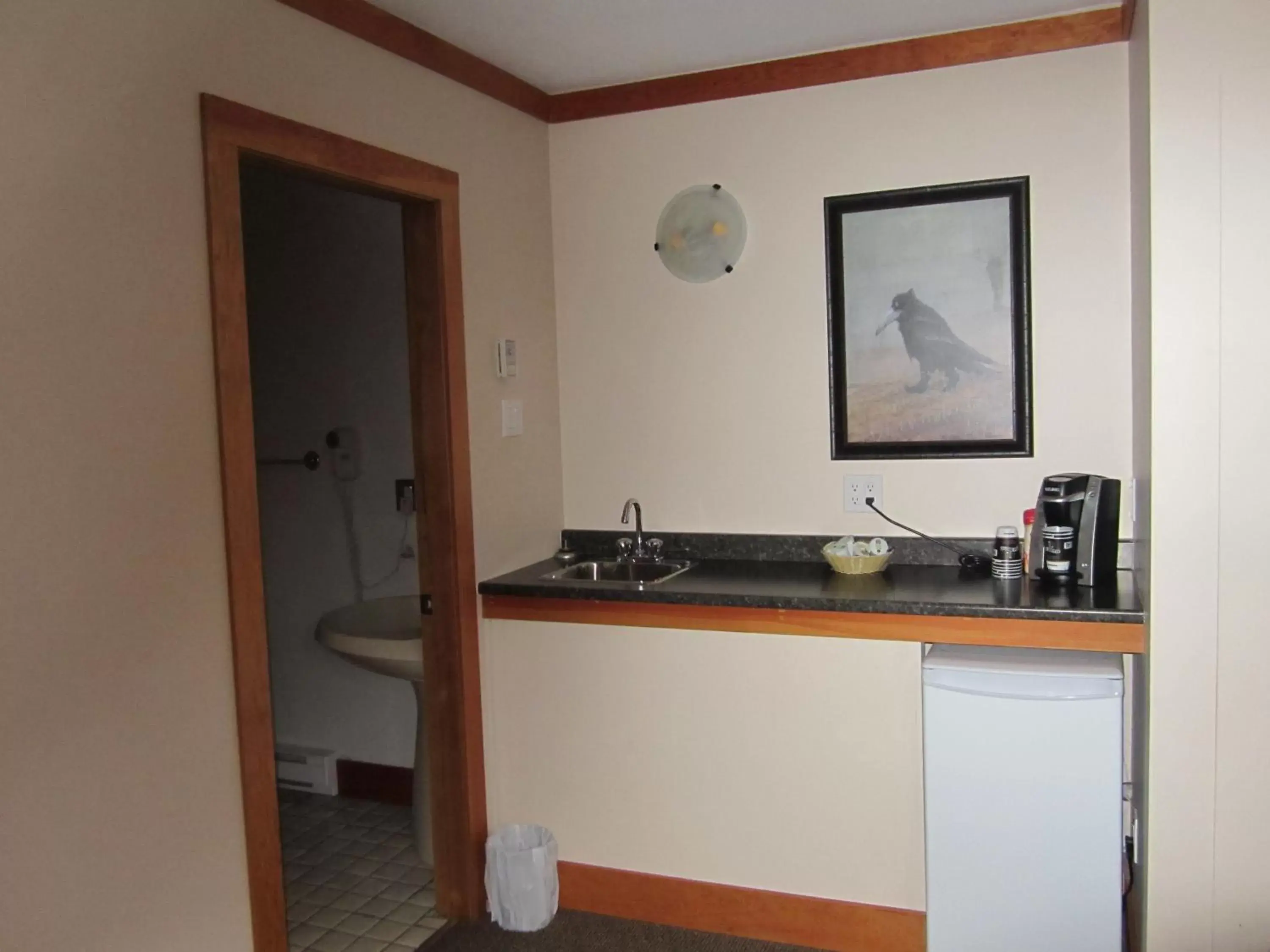 Kitchen or kitchenette, Bathroom in The Lodge At Skeena Landing