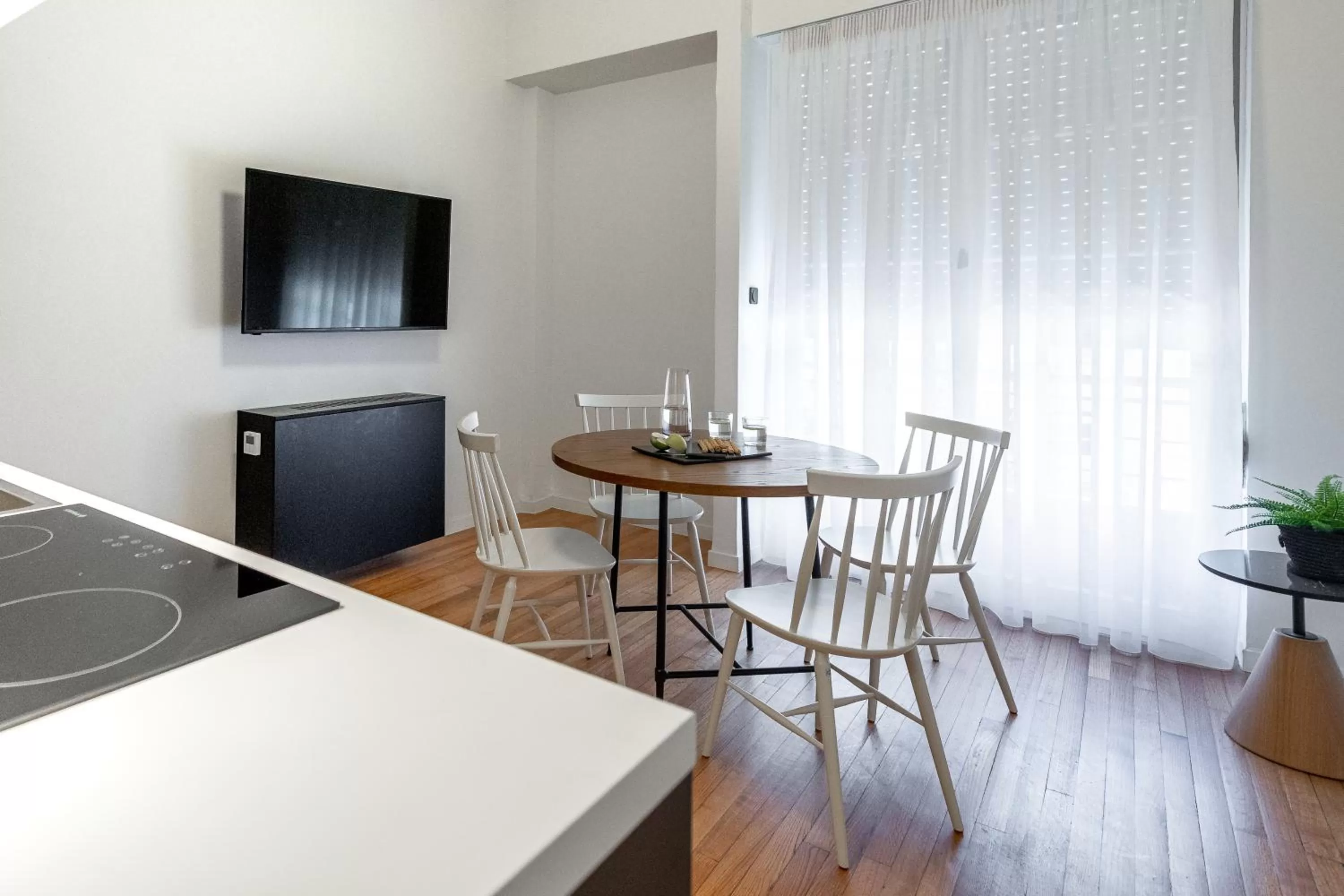 TV and multimedia, Dining Area in ZOIA The Met by UPSTREET