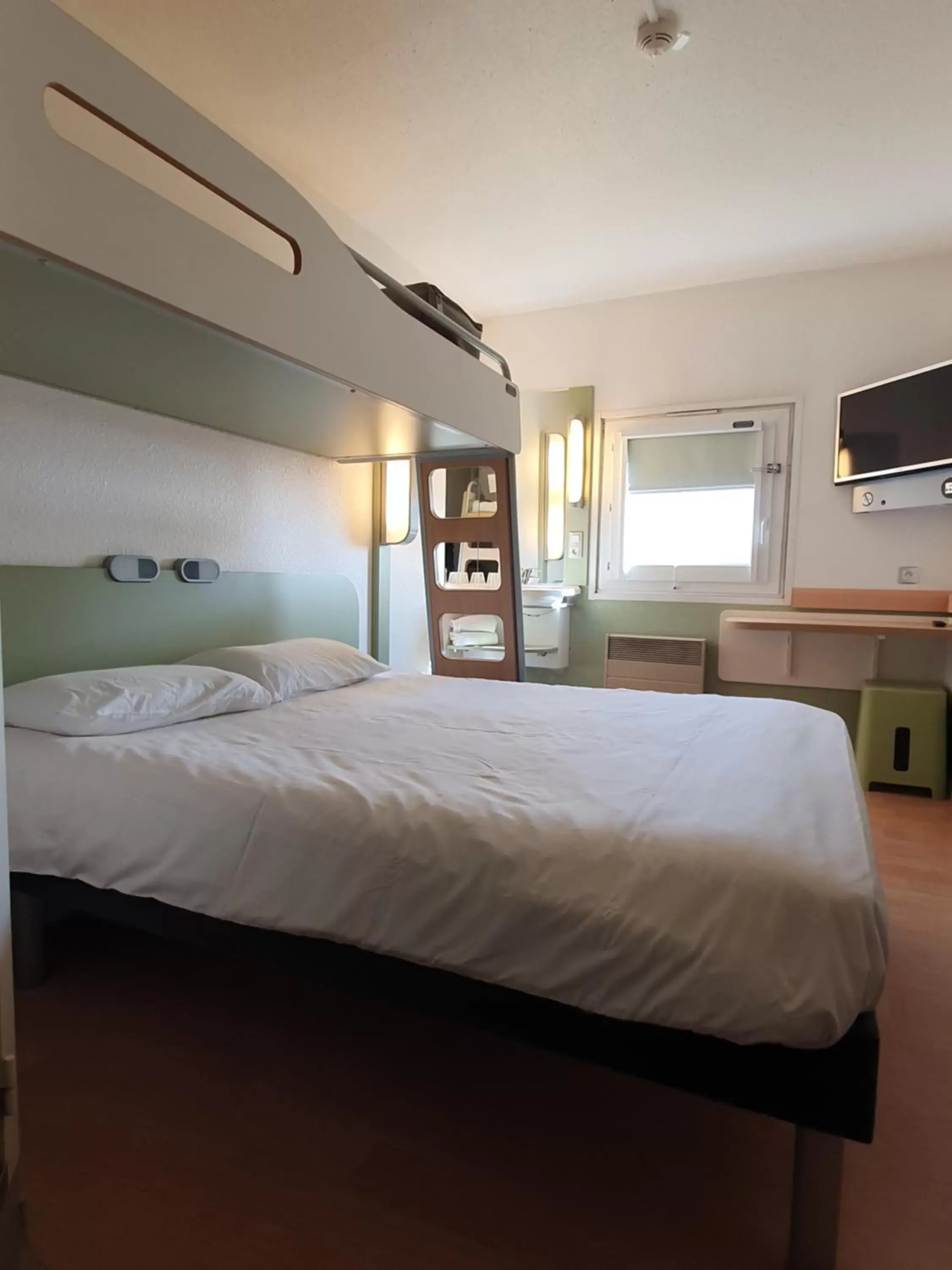 Photo of the whole room, Bed in ibis budget Mâcon Nord