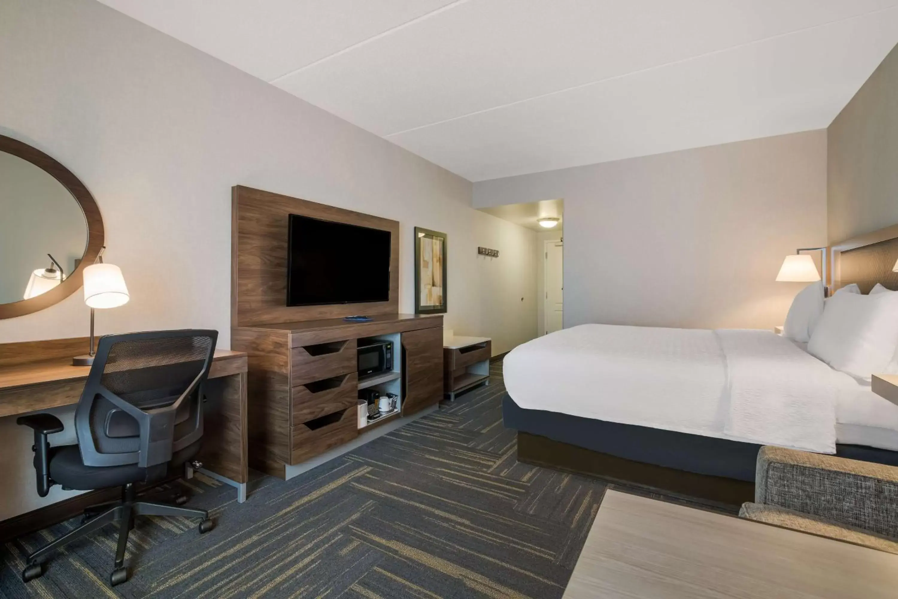 Bed, TV/Entertainment Center in Hampton Inn & Suites Plattsburgh