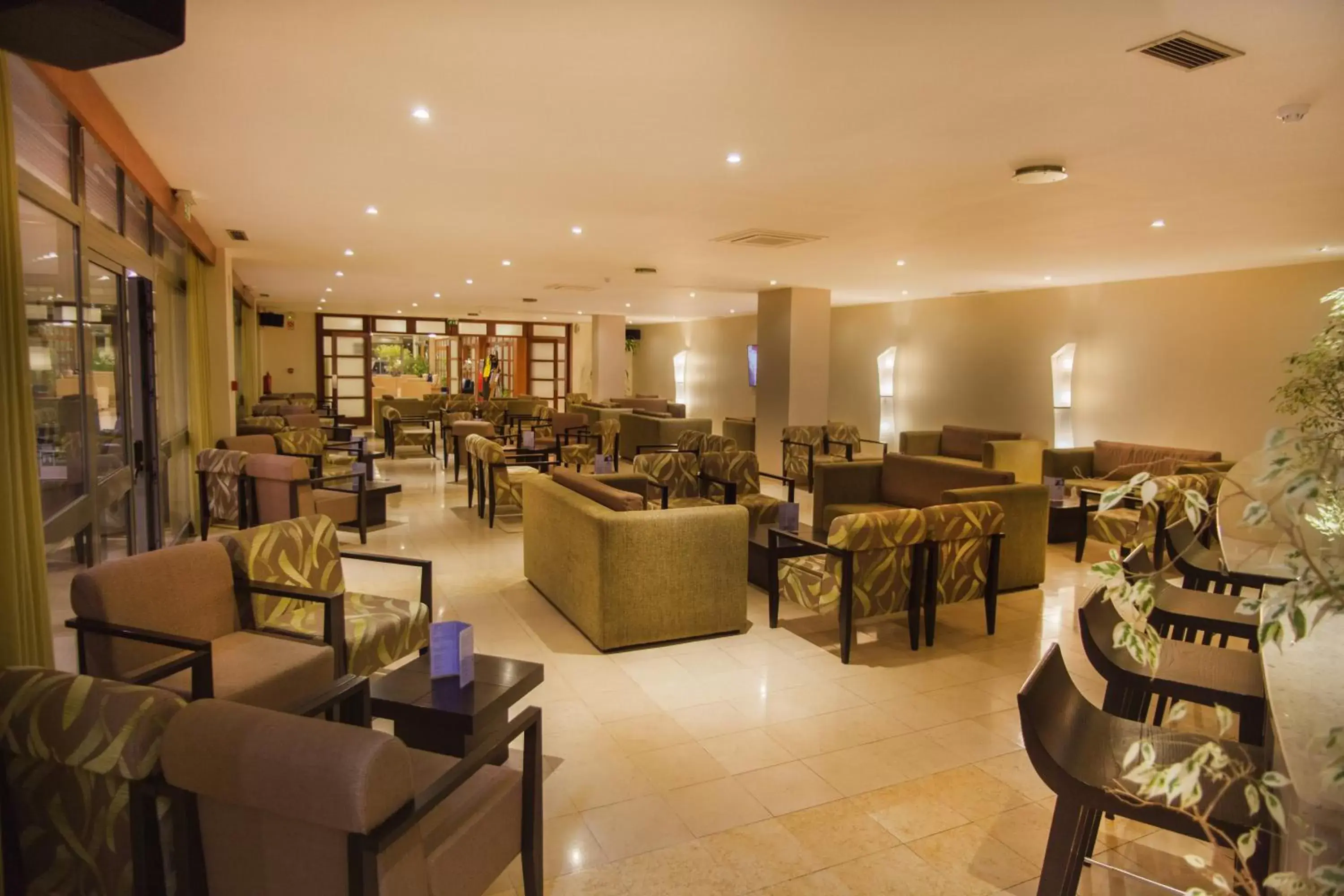 Lounge or bar, Restaurant/Places to Eat in VILA PARK Nature & Business Hotel