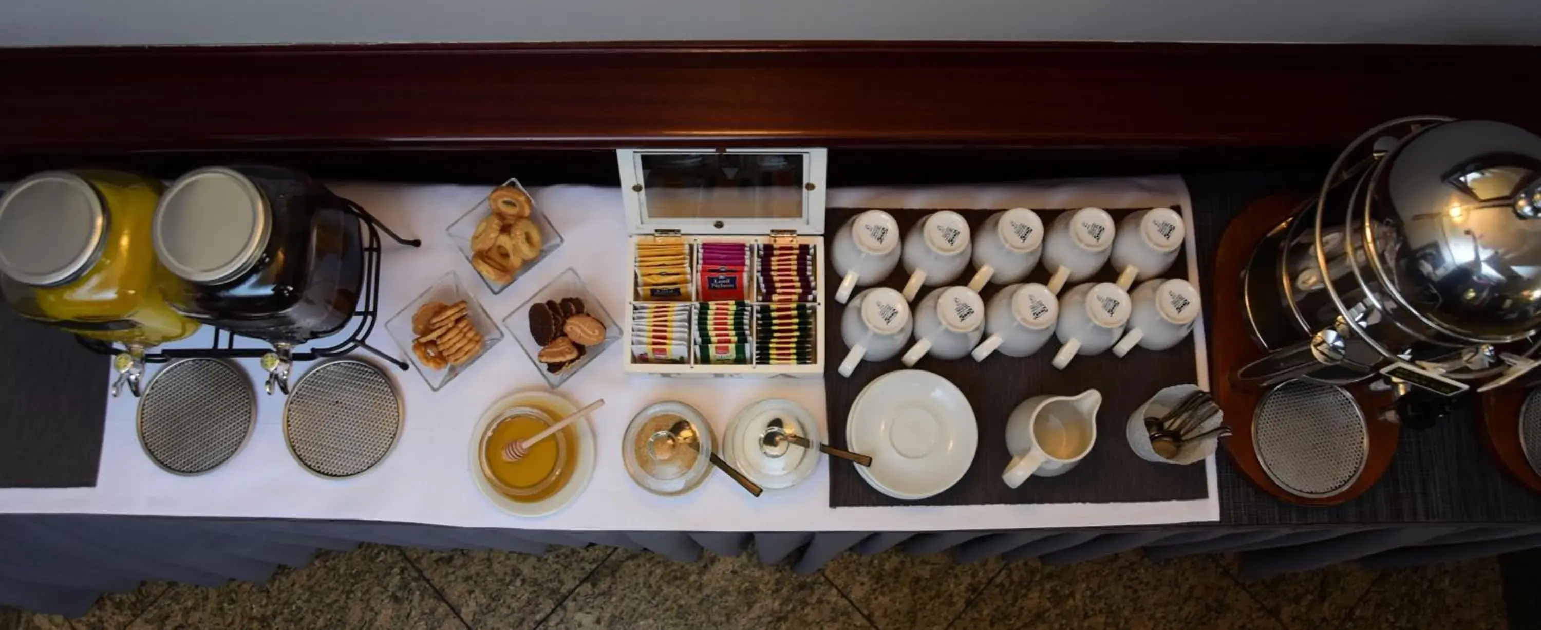 Coffee/tea facilities in Hotel Meridijan16