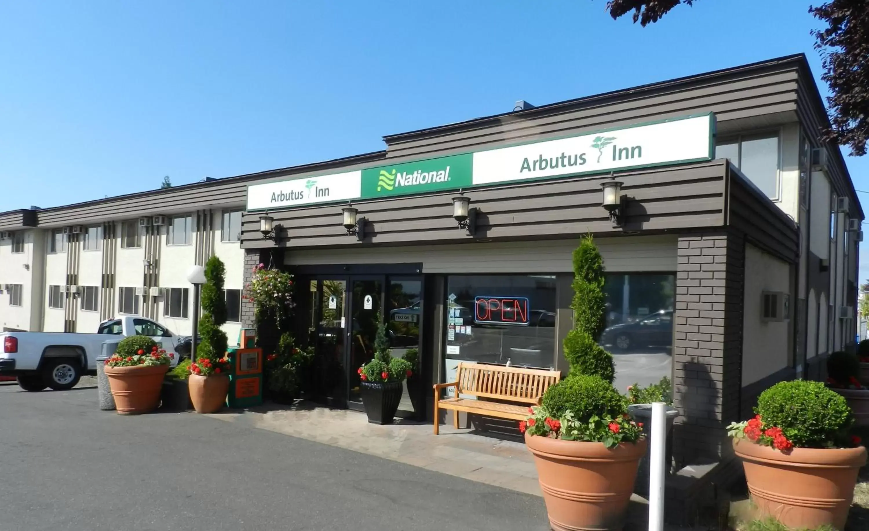 Facade/entrance in Arbutus Inn