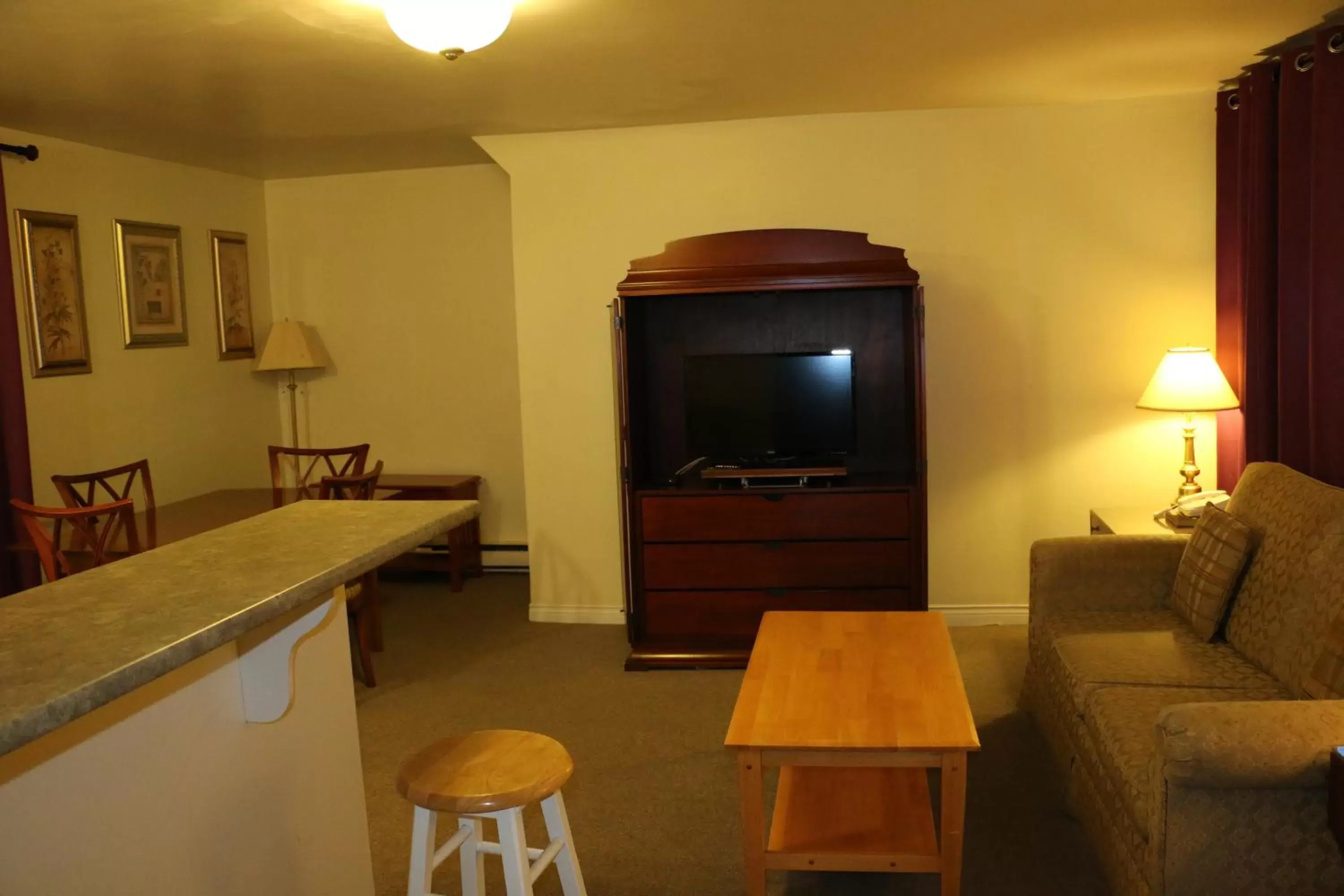 Living room, TV/Entertainment Center in Midtown Motel & Suites