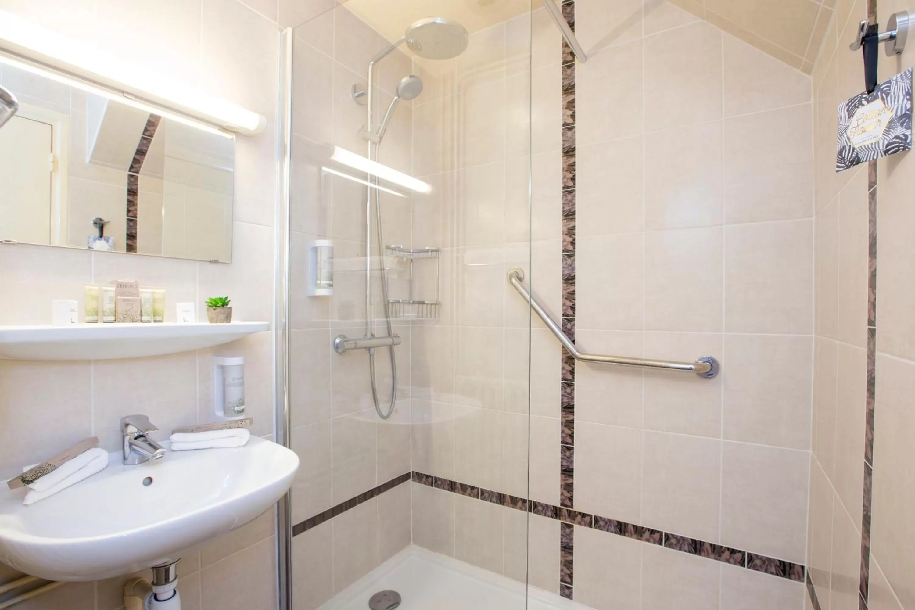 Shower in HOTEL DE PARIS MONTPARNASSE