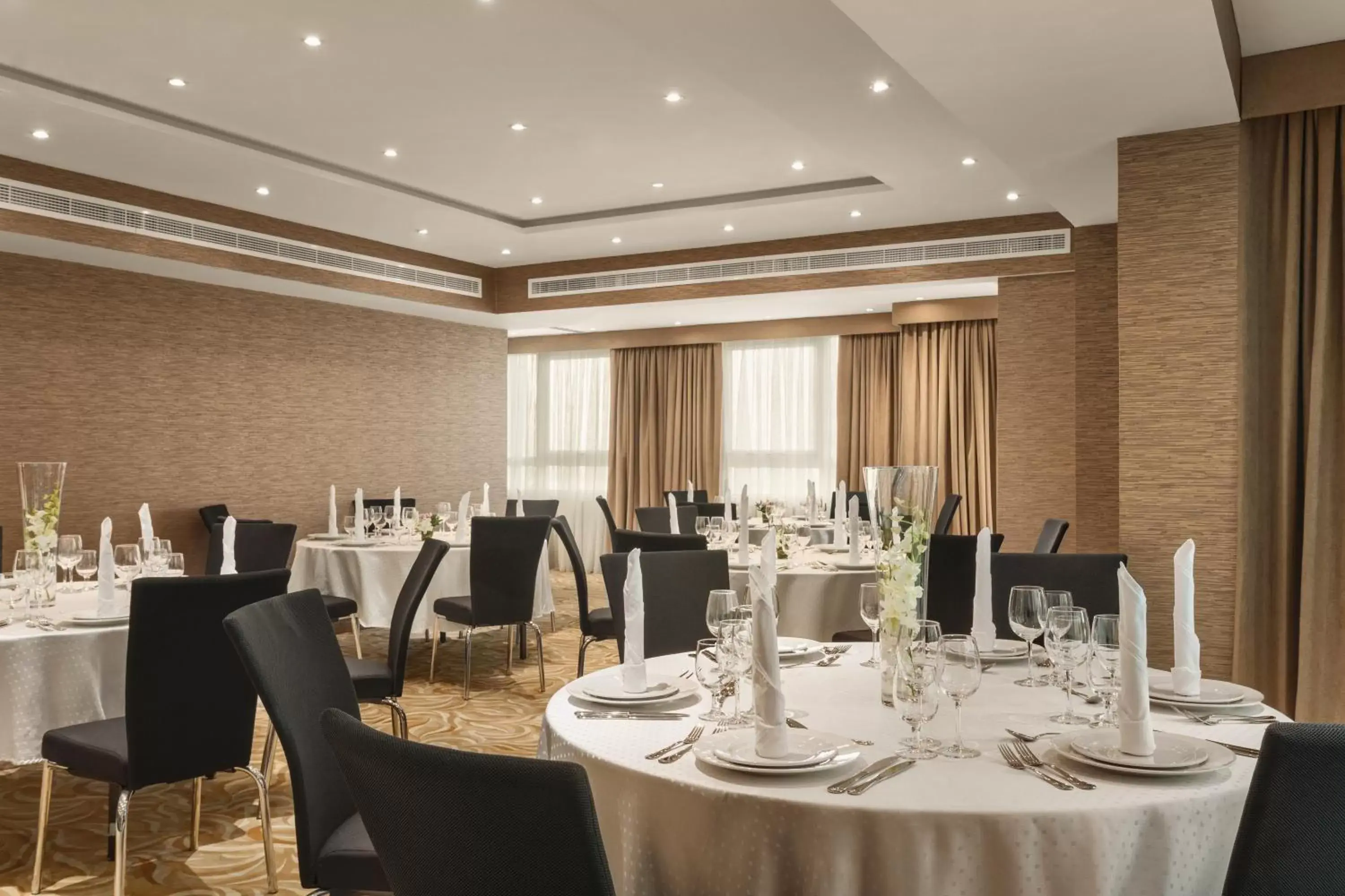 Meeting/conference room, Restaurant/Places to Eat in Hawthorn Suites by Wyndham Abu Dhabi City Center