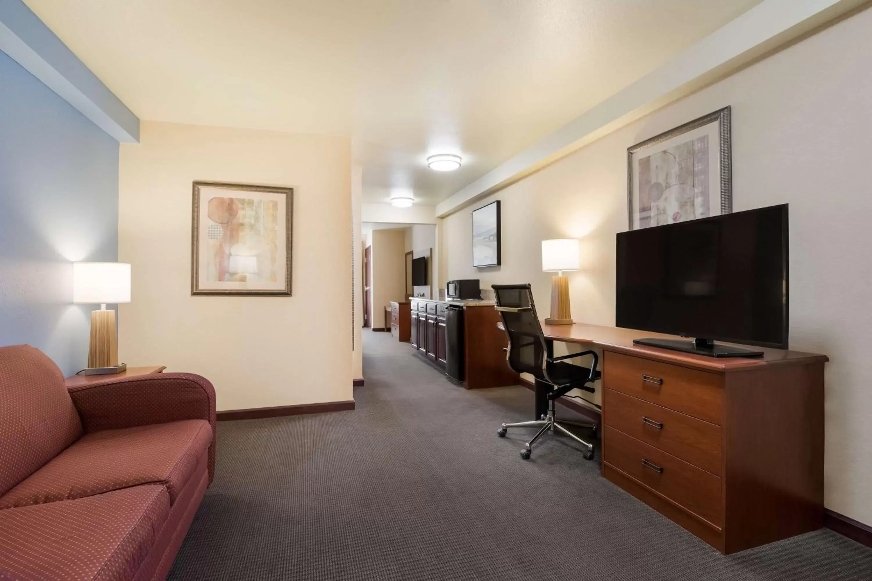 Bedroom, Seating Area in Best Western Coffeyville Central Business District Inn and Suites