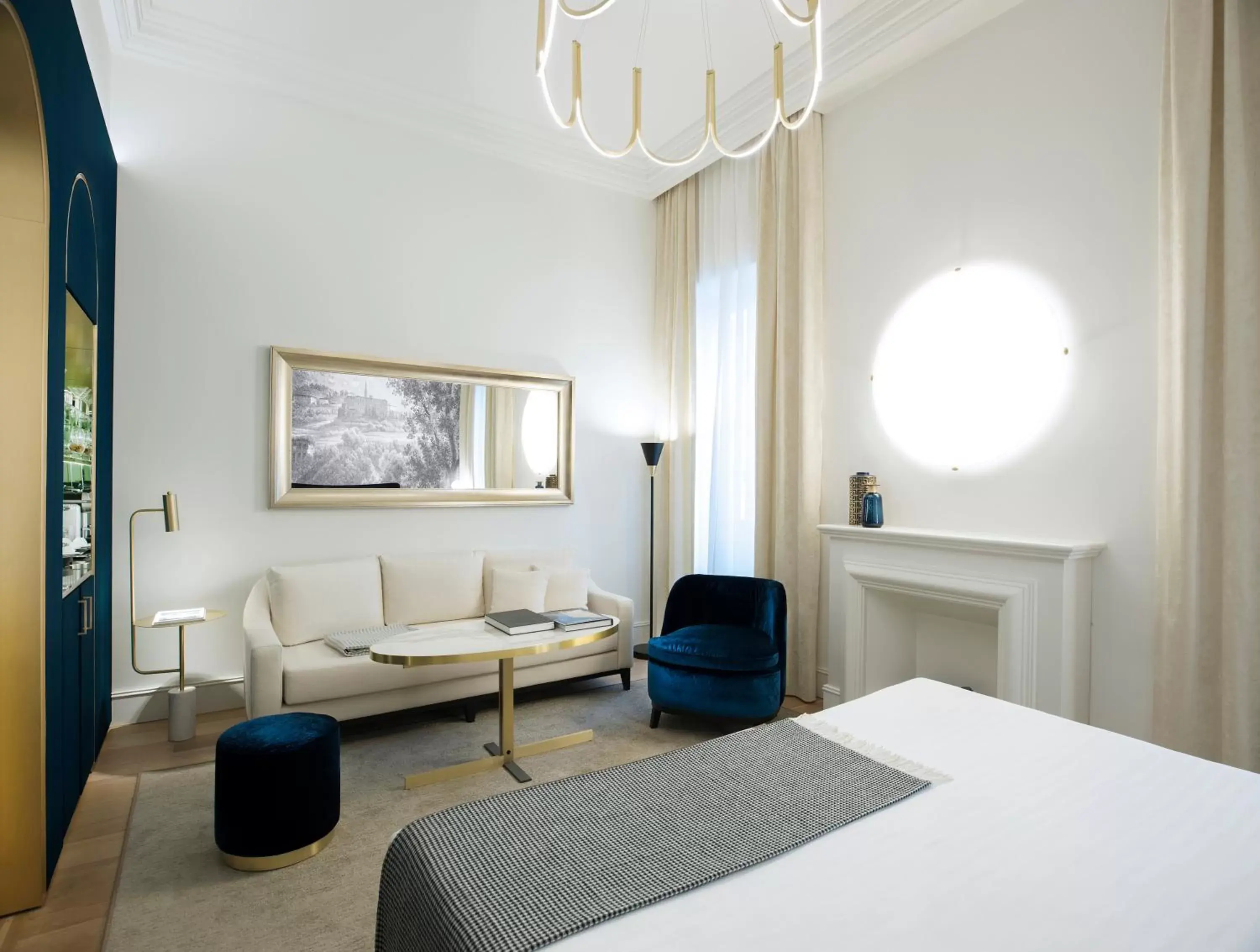 Bed, Seating Area in Elizabeth Unique Hotel | a Member of Design Hotels™