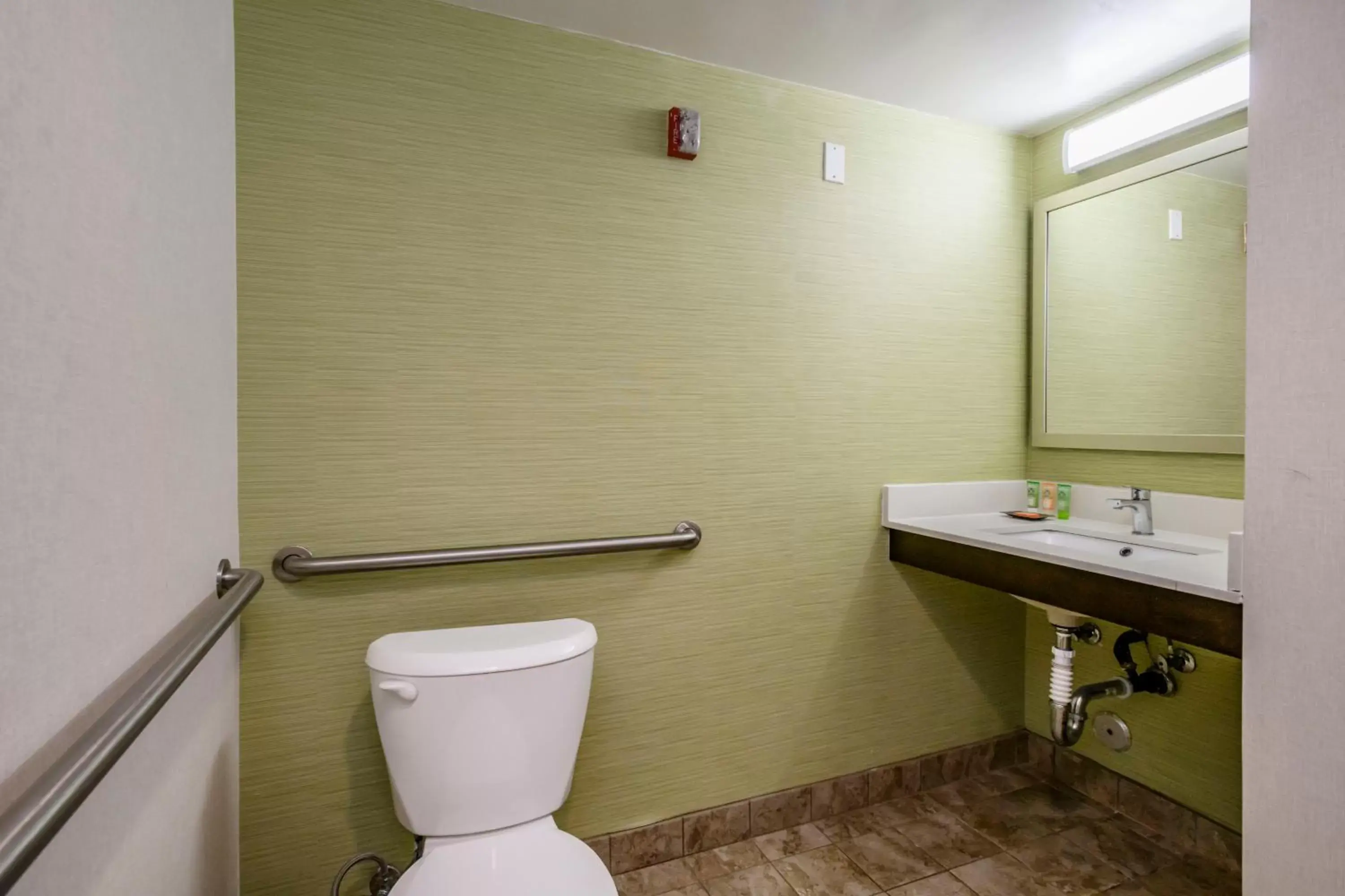 Queen Room with Bathtub Grab Bars - Mobility Access/Non-Smoking in Wyndham Garden Fresno Yosemite Airport
