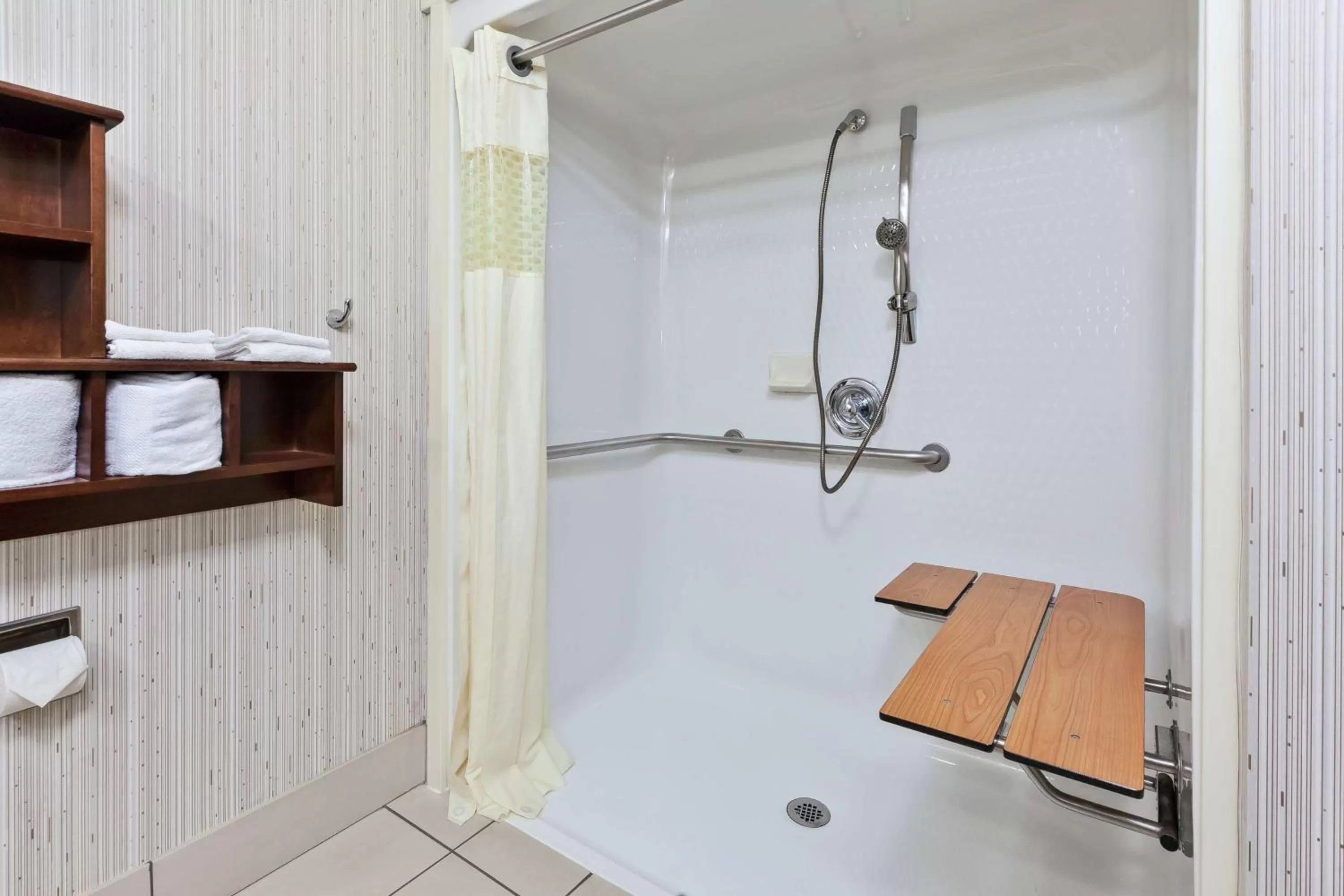 Bathroom in Hampton Inn Monroe