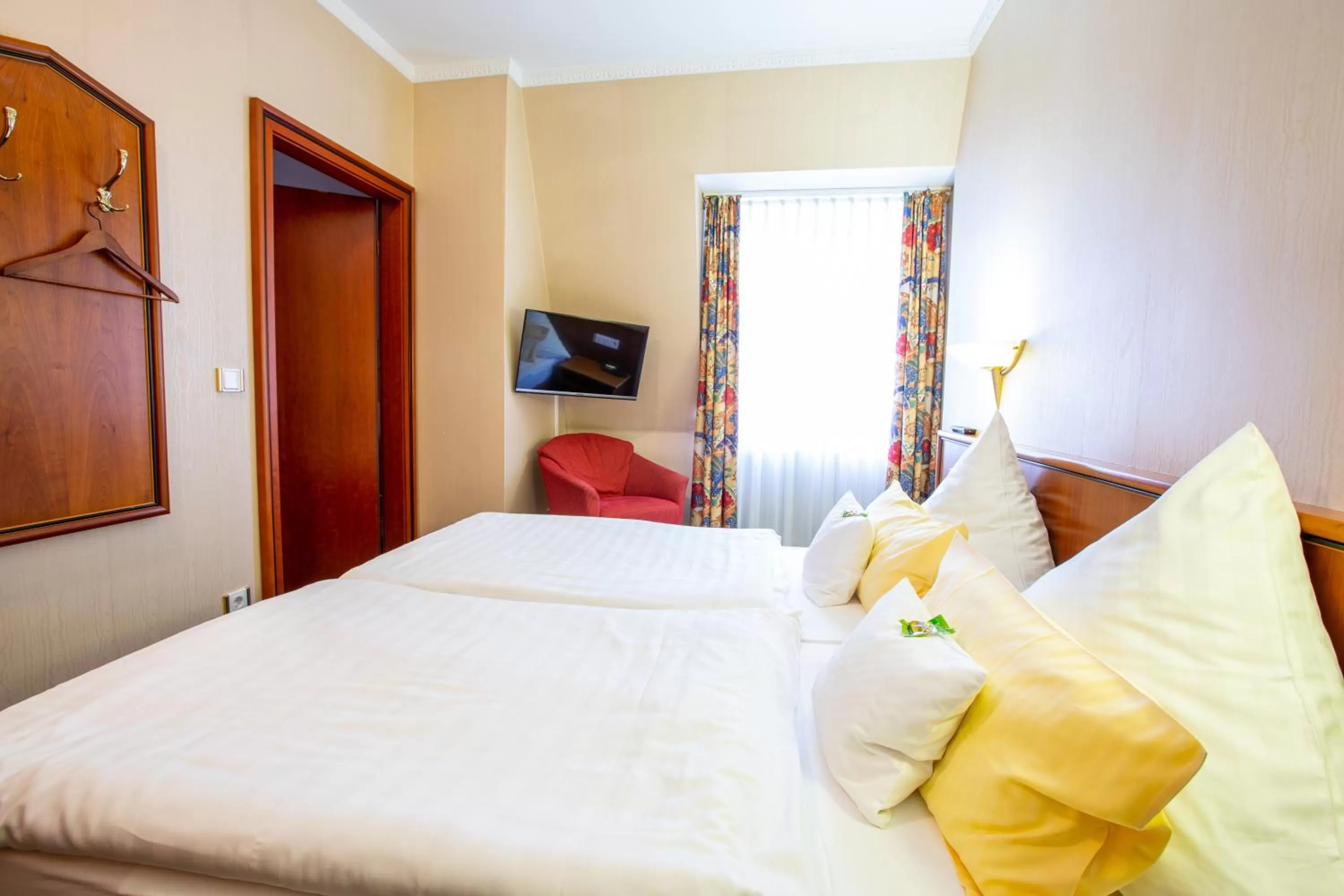 Bedroom, Bed in Aparthotel Hohenzollern