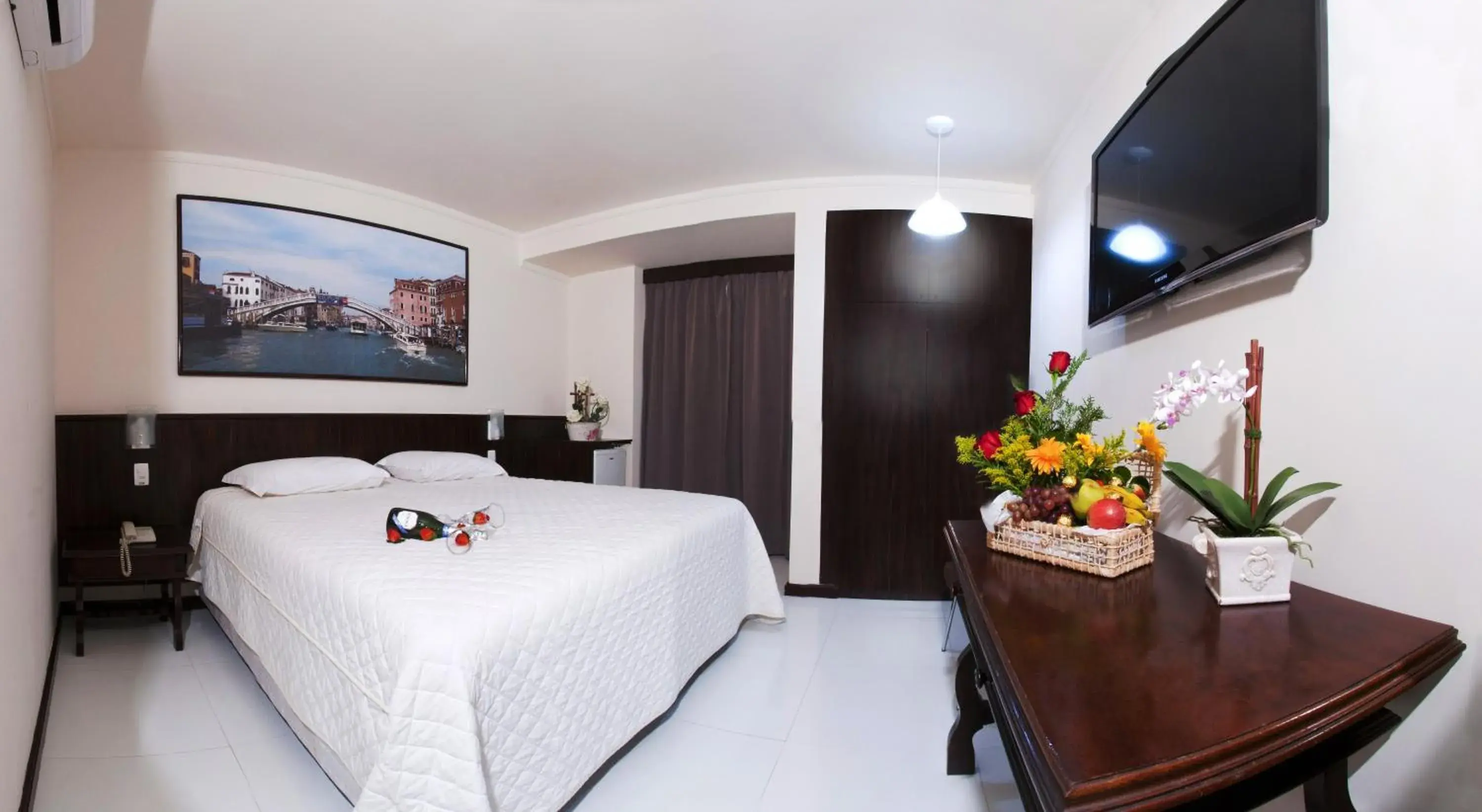 Bed, TV/Entertainment Center in Águas do Iguacu Hotel Centro