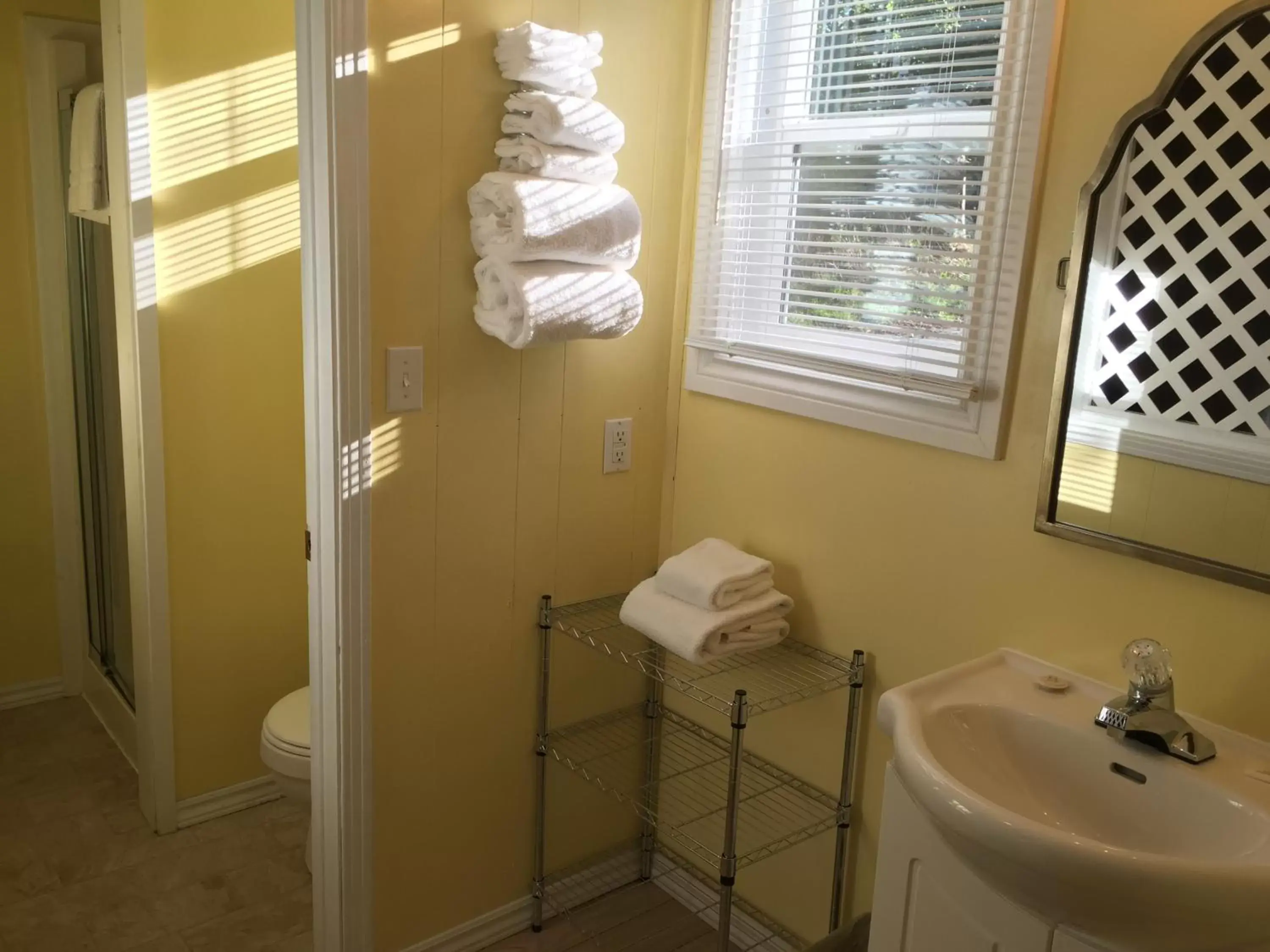 Bathroom in Lakelawn B&B and Motel