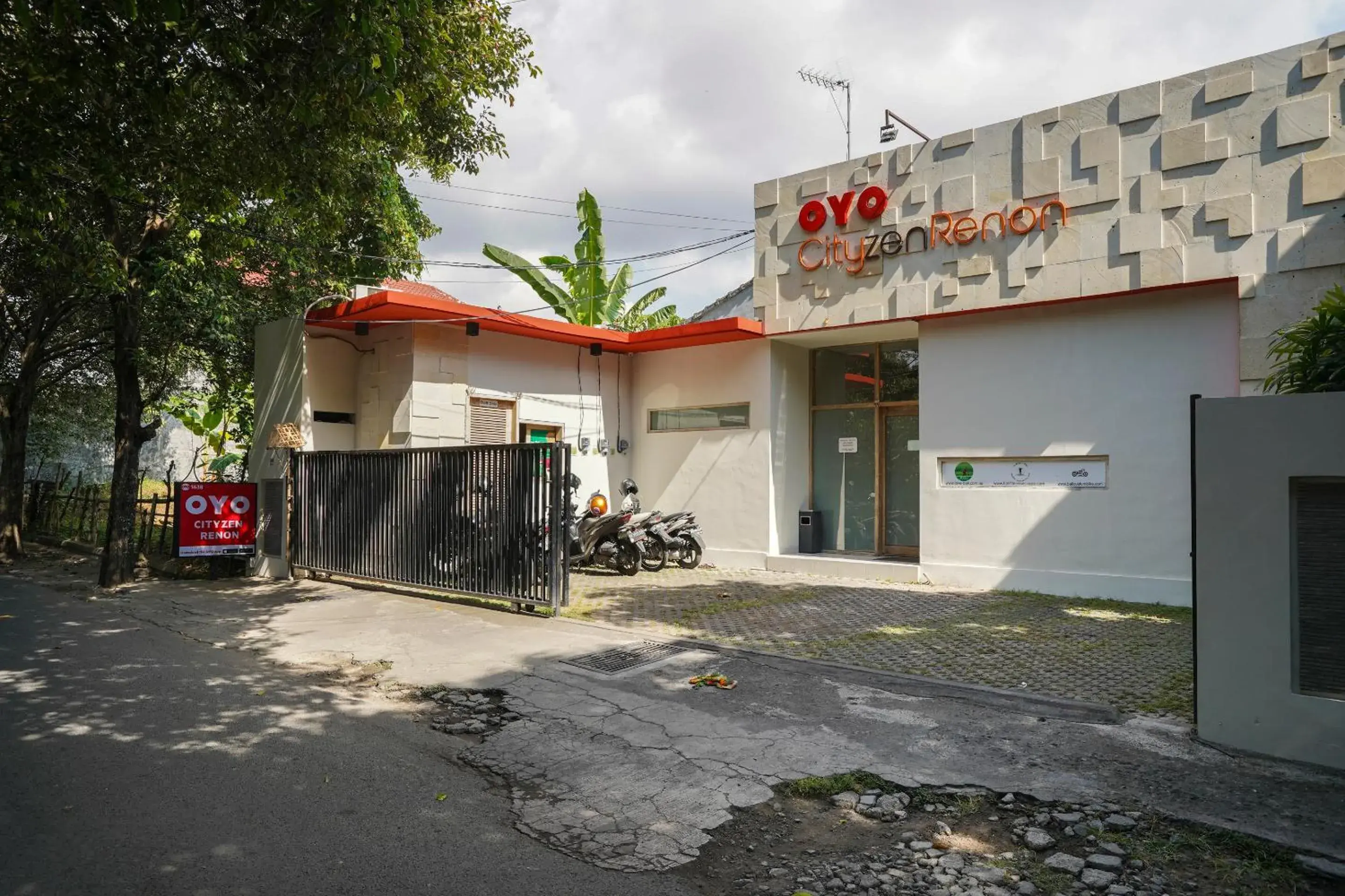 Facade/entrance, Property Building in OYO 1638 Cityzen Renon Hotel