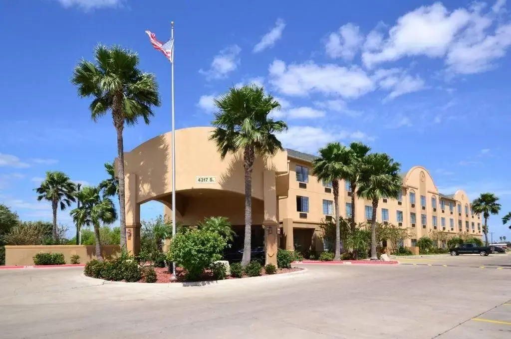 Facade/entrance, Property Building in Best Western Casa Villa Suites