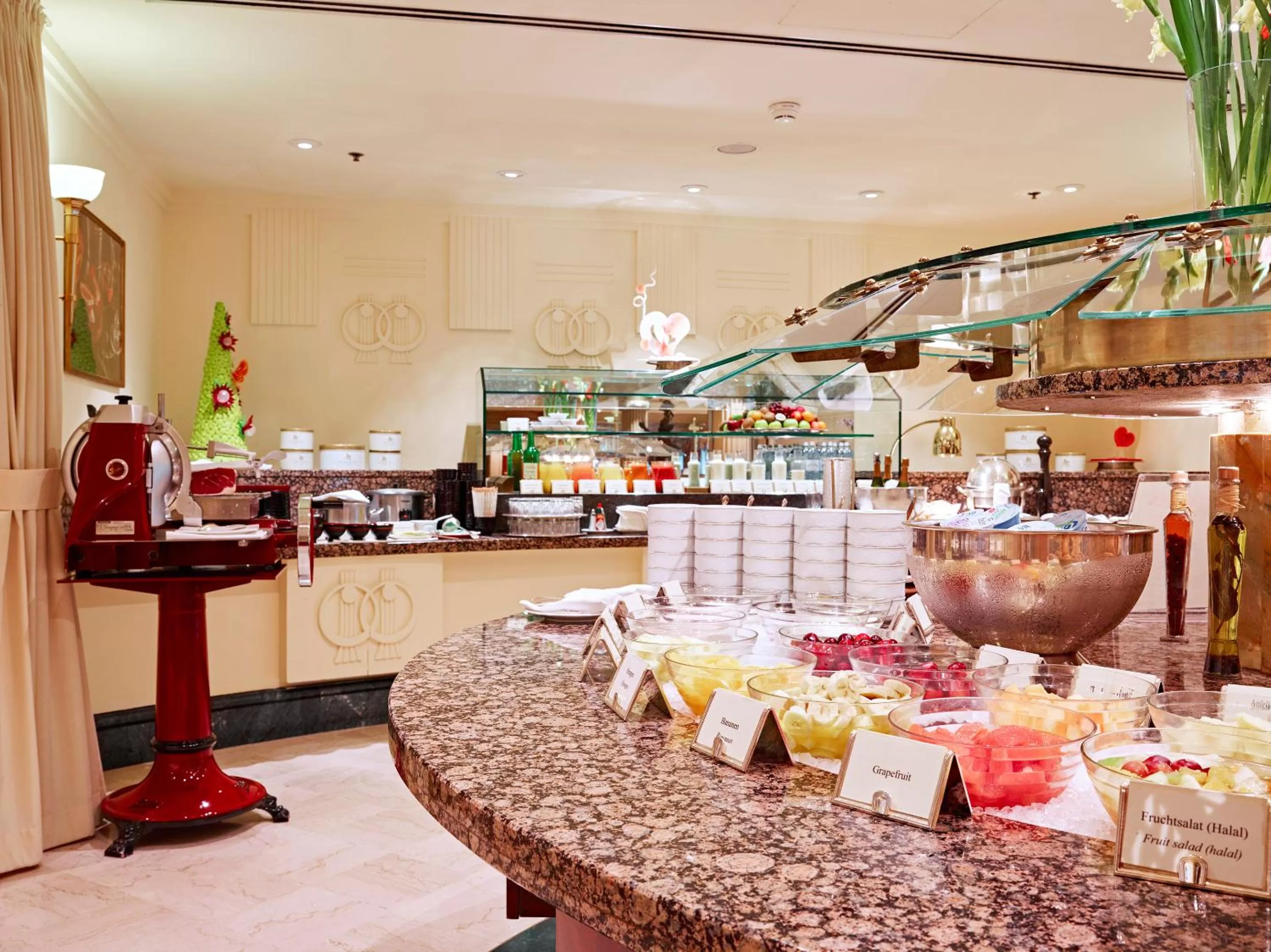 Restaurant/places to eat in Grand Hotel Wien