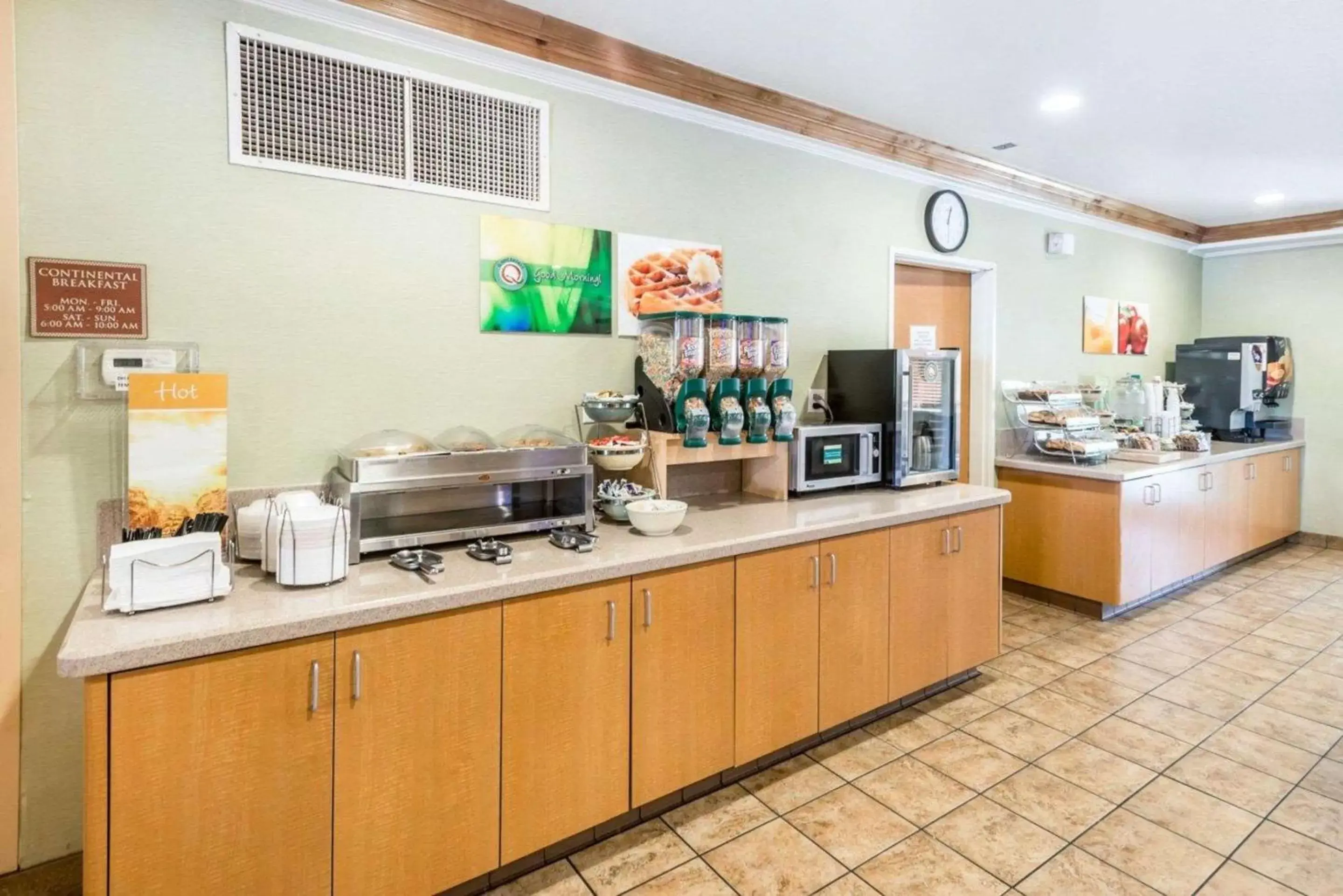 Restaurant/Places to Eat in Quality Inn & Suites Denver International Airport