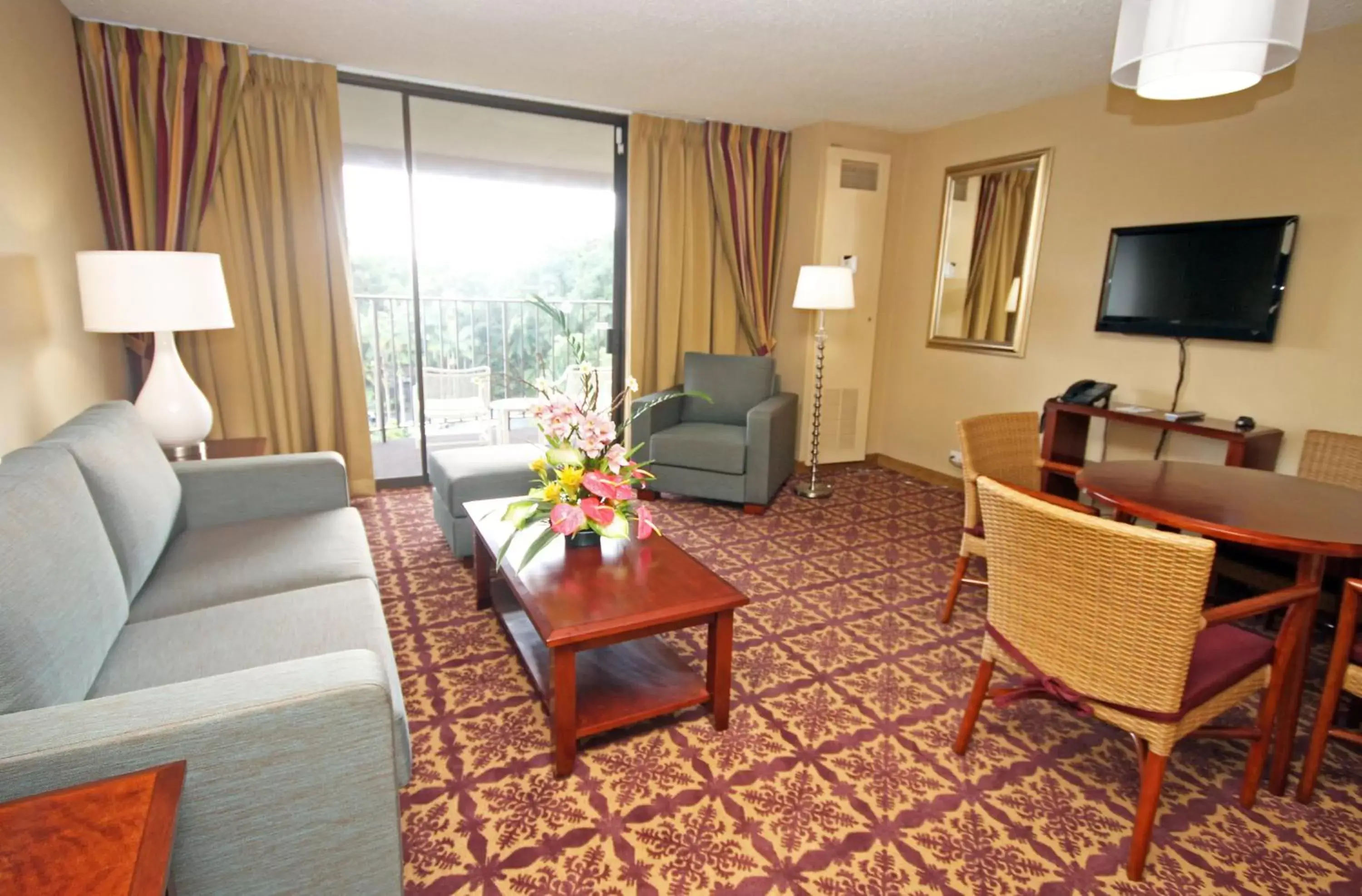 Living room, Seating Area in Castle Hilo Hawaiian Hotel