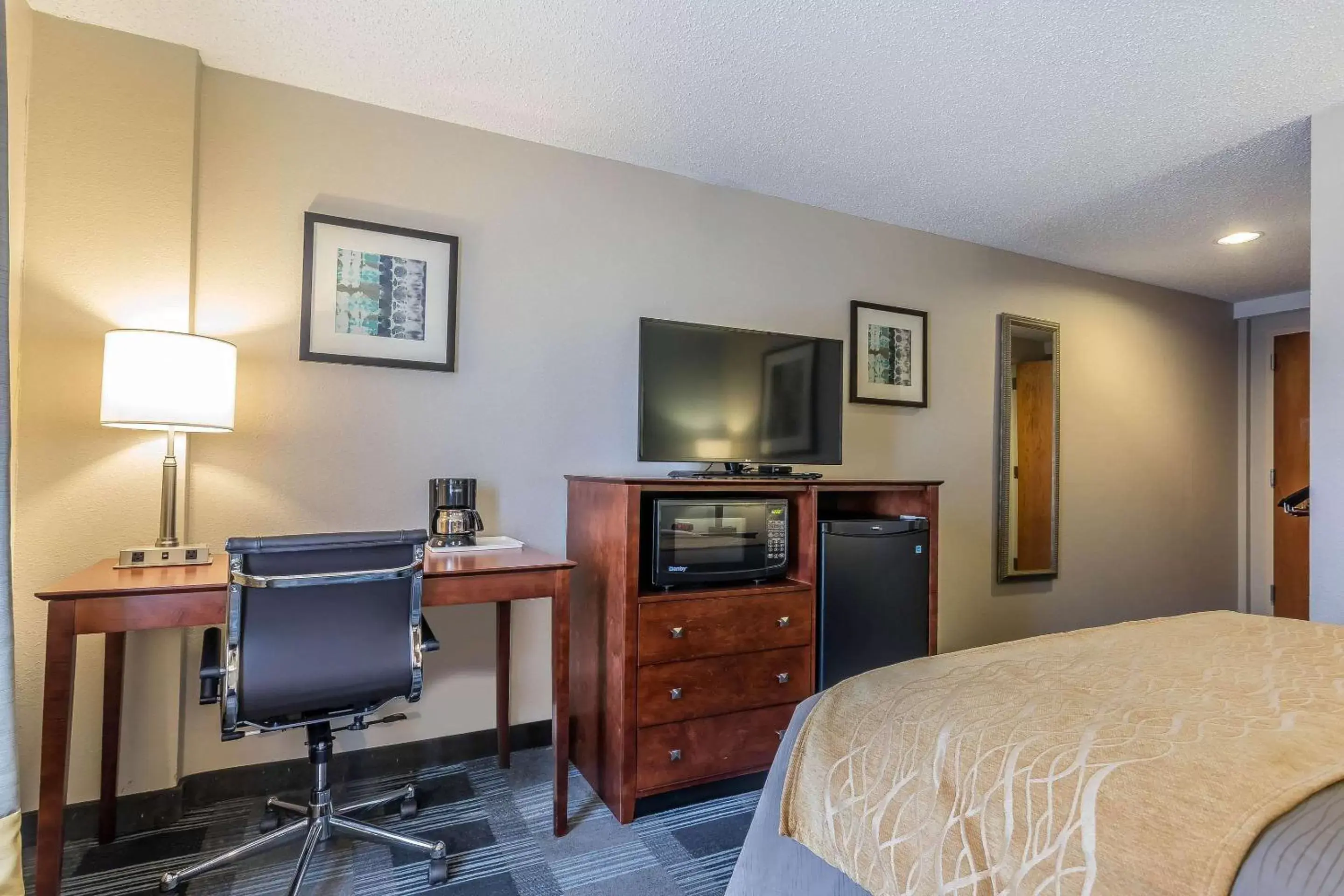 Photo of the whole room, TV/Entertainment Center in Comfort Inn SW Omaha I-80