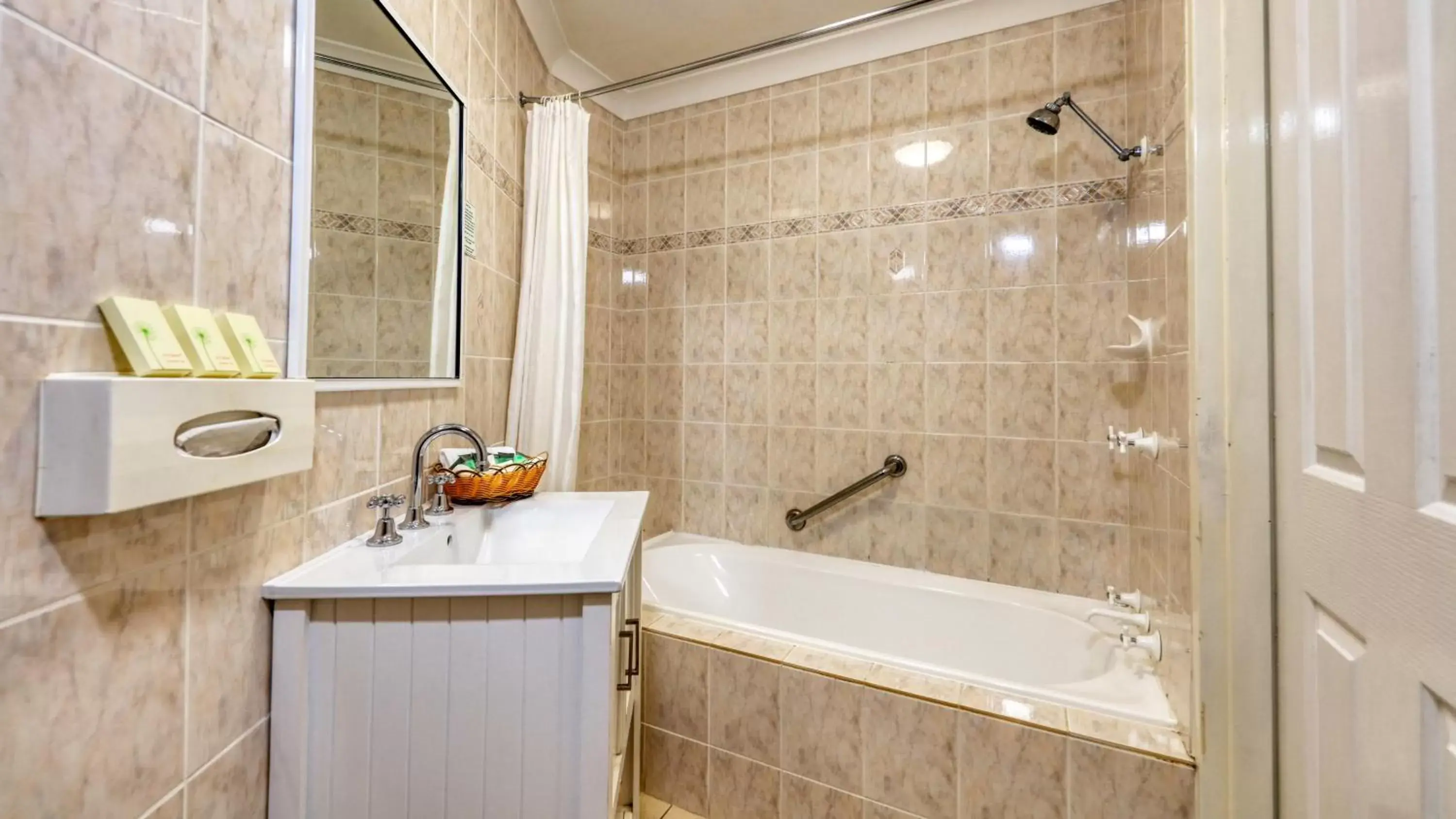 Bath, Bathroom in Canowindra Riverview Motel