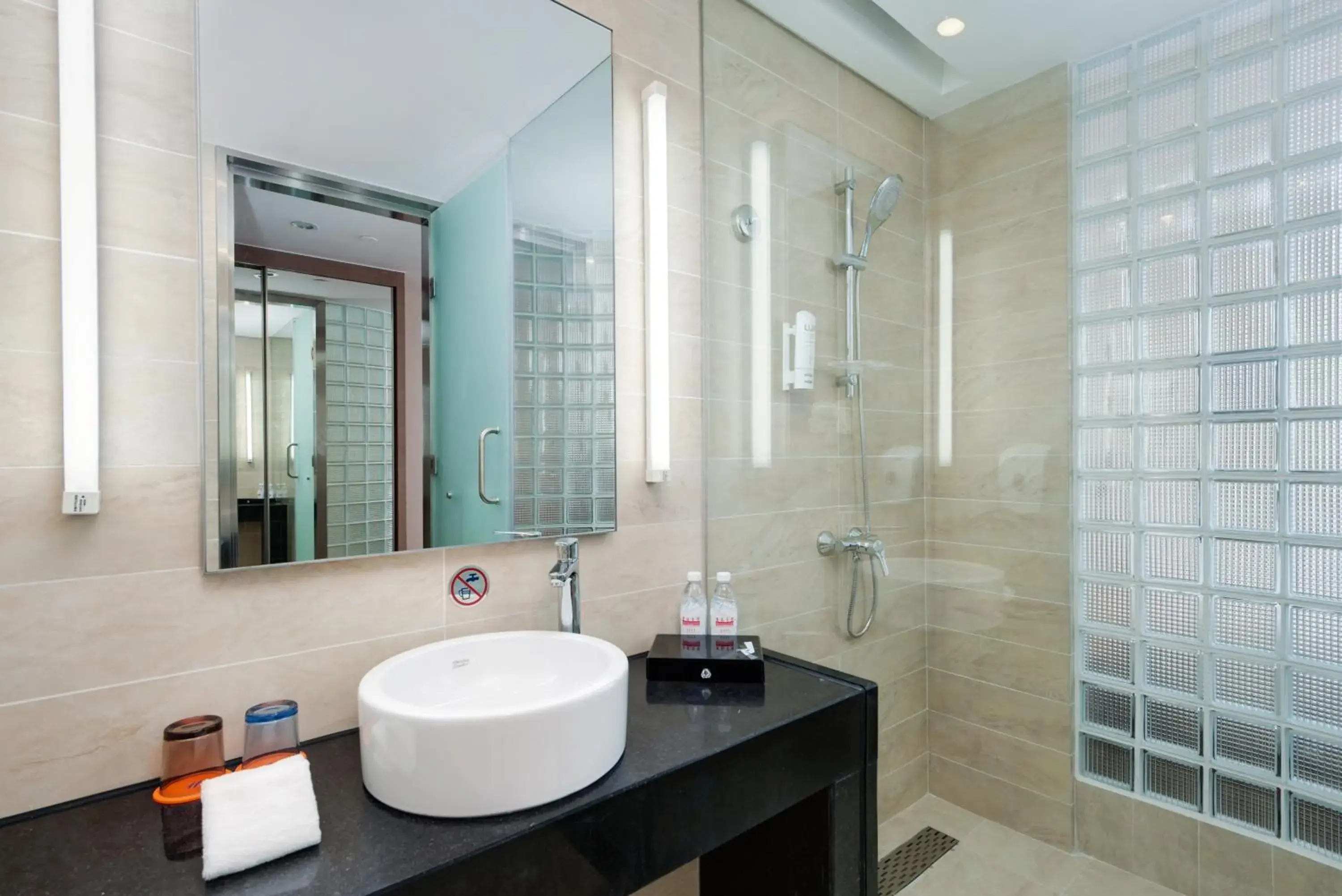 Toilet, Bathroom in Holiday Inn Express Chengdu West Gate, an IHG Hotel