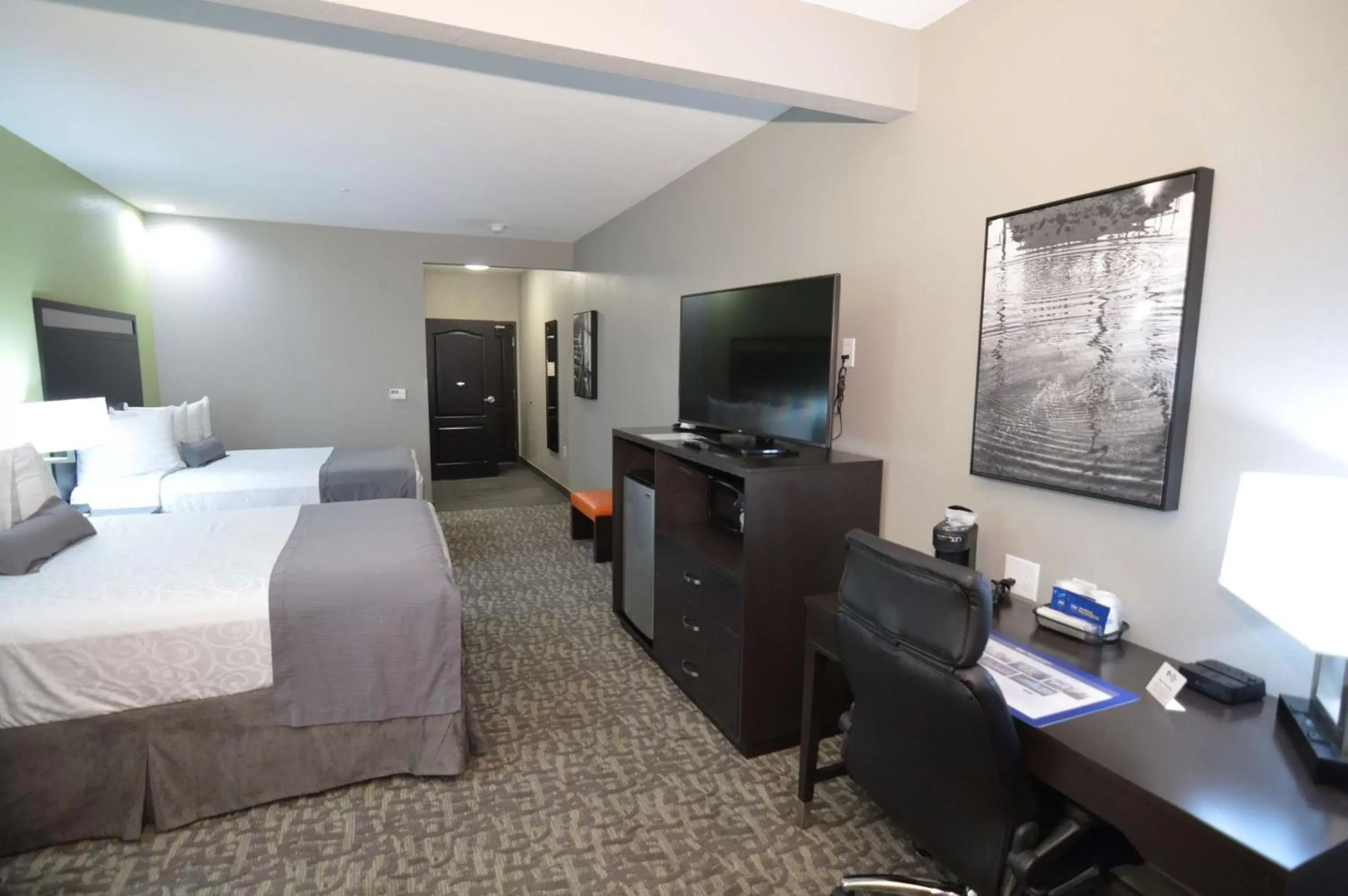 Bedroom, TV/Entertainment Center in Best Western Plus Bay City Inn & Suites