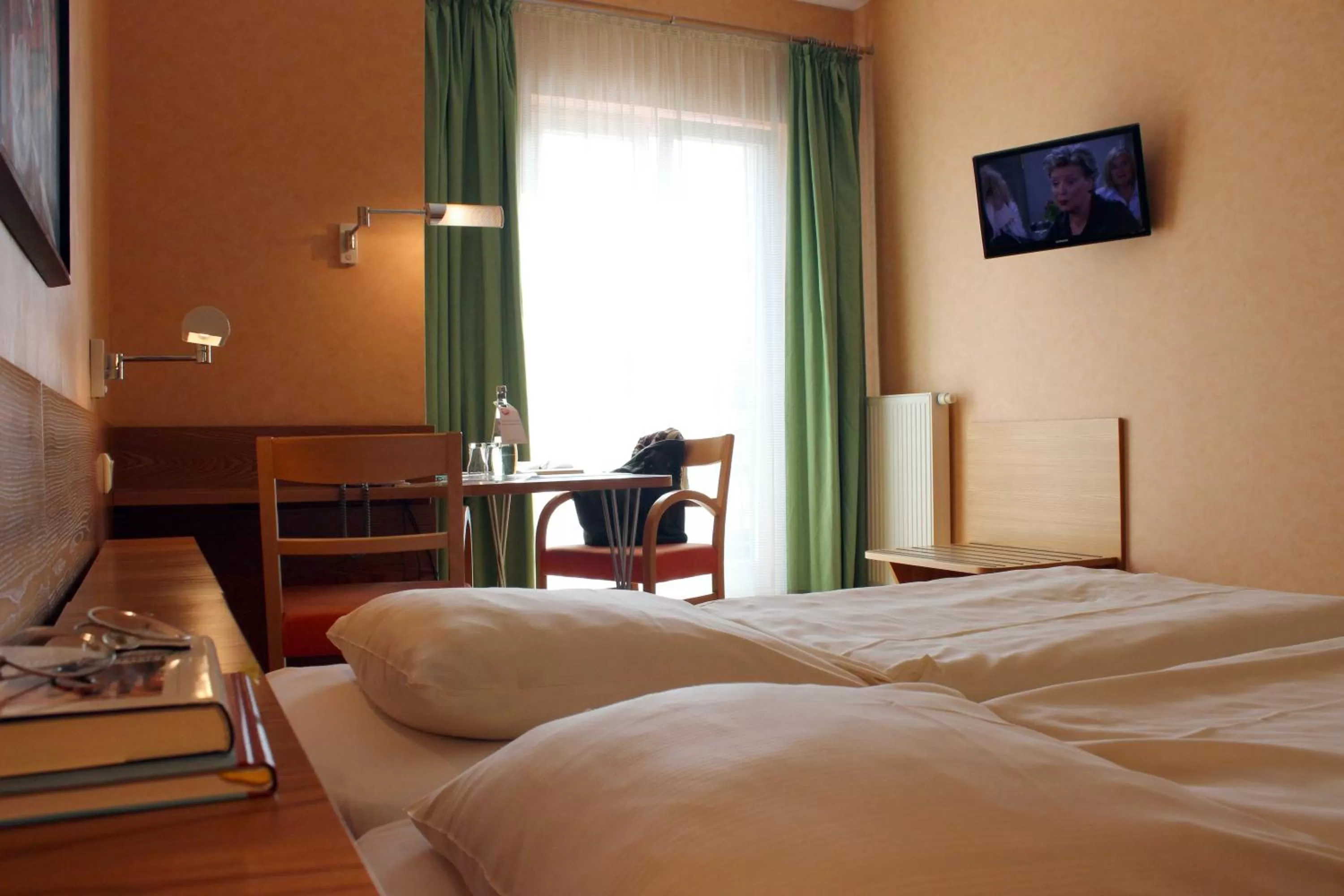 Photo of the whole room, Bed in An der Persiluhr Stadt-gut-Hotel