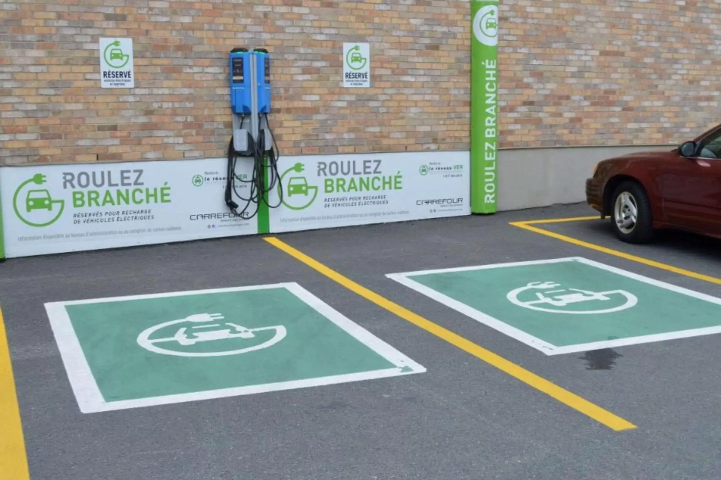 Property building in Clarion Pointe Quebec Airport Property building in Clarion Pointe Quebec Airport