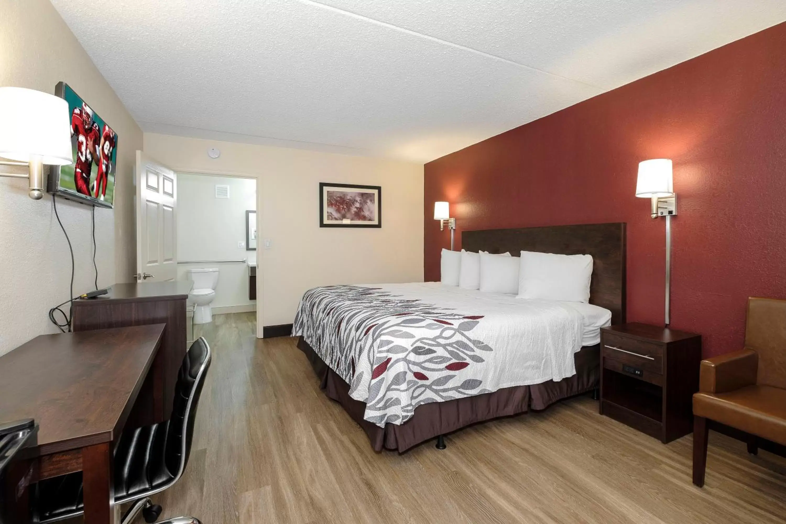 Standard King Room Non-Smoking in Red Roof Inn Fredericksburg North Standard King Room Non-Smoking in Red Roof Inn Fredericksburg North