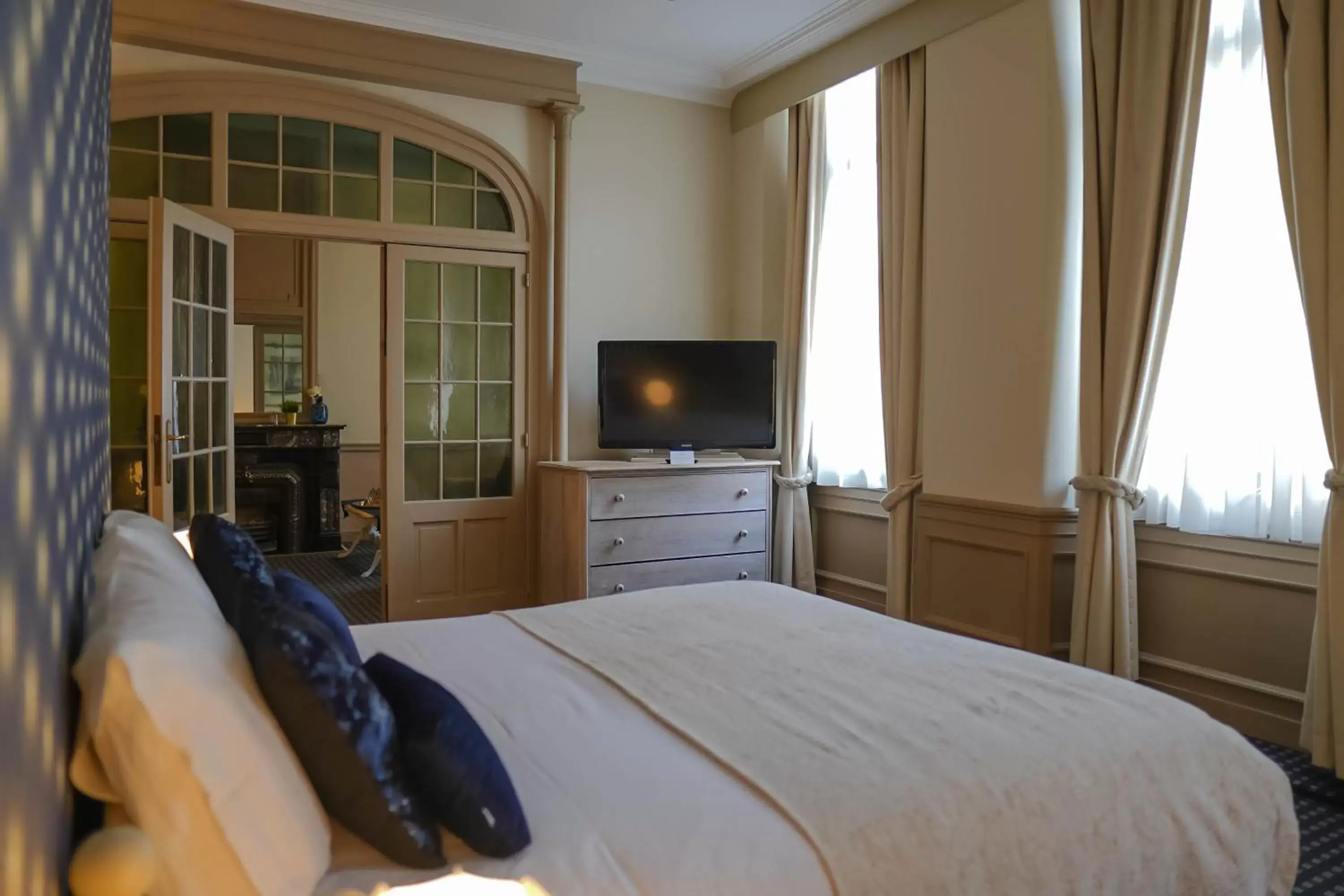 Photo of the whole room, TV/Entertainment Center in Hotel de Flandre