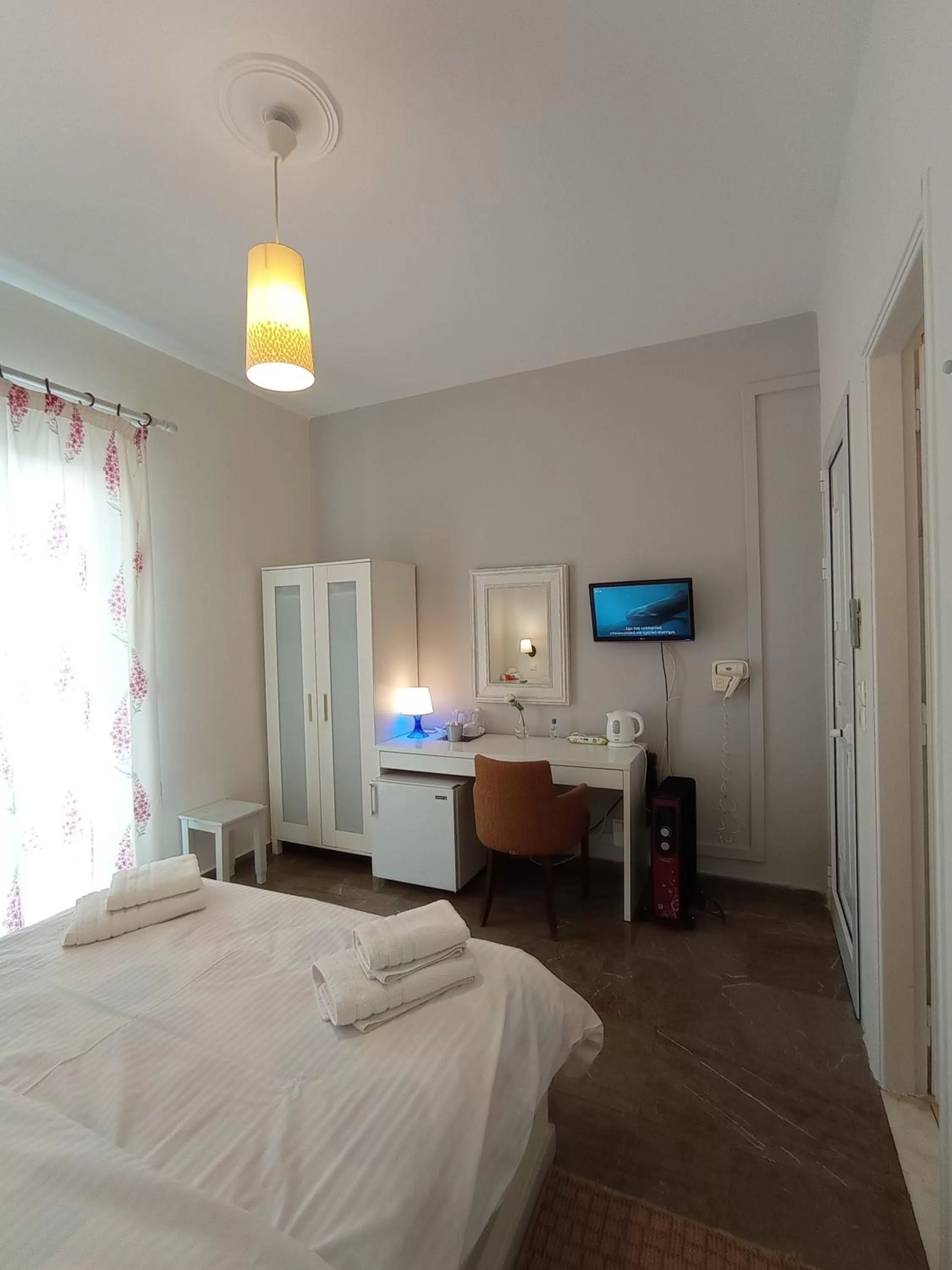 Photo of the whole room, Bed in Zoe Pension