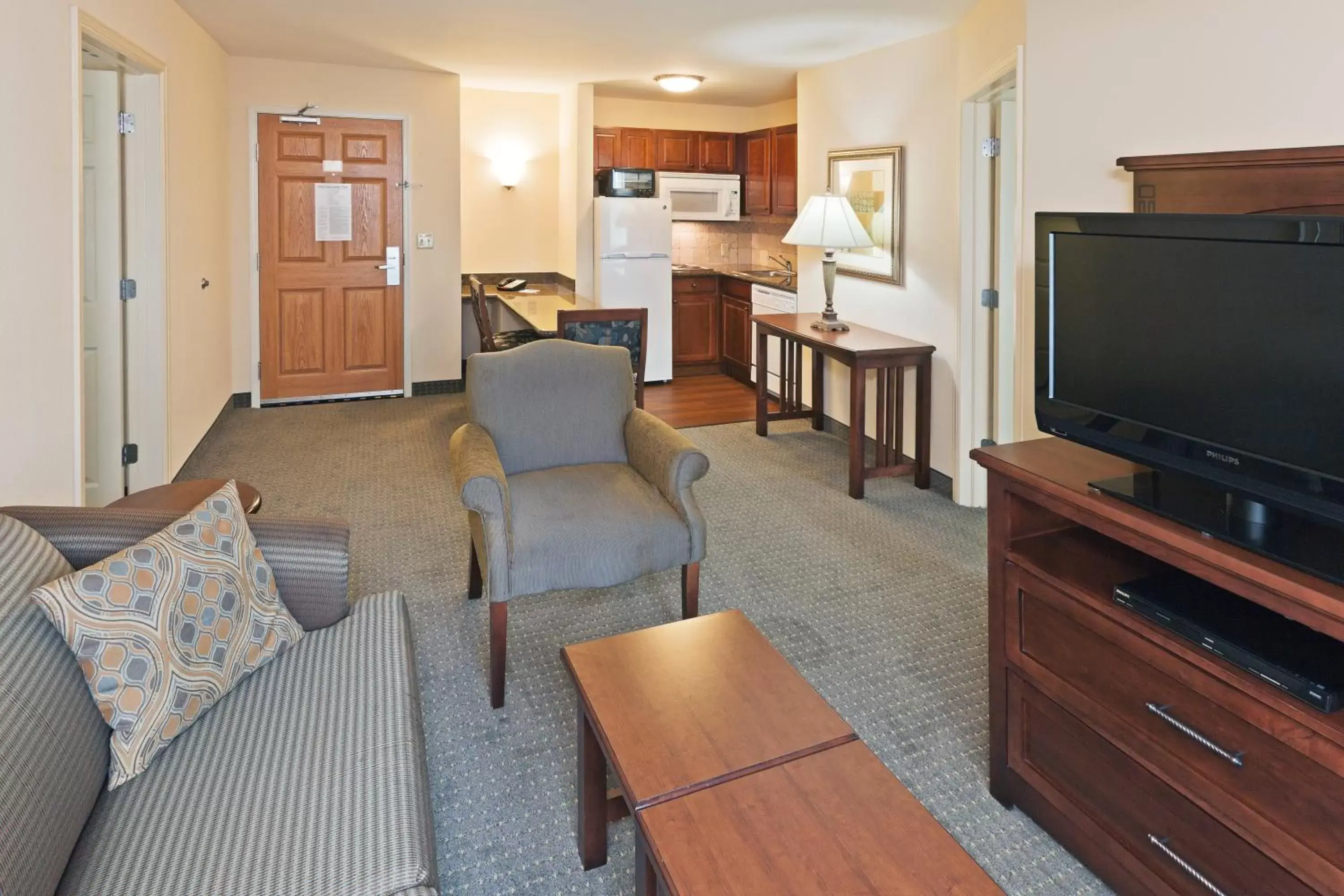 Photo of the whole room, Seating Area in Staybridge Suites Wichita, an IHG Hotel