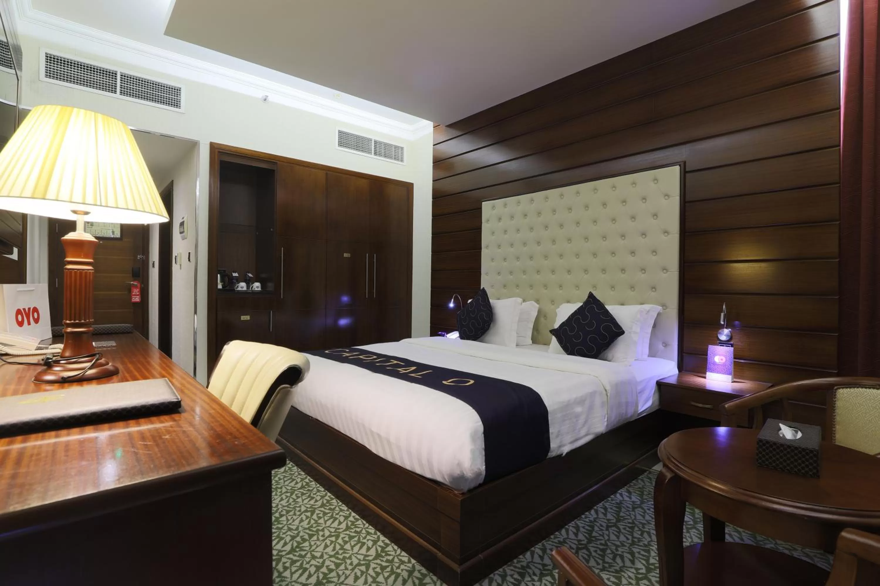 Bedroom, Bed in Queen Palace Hotel