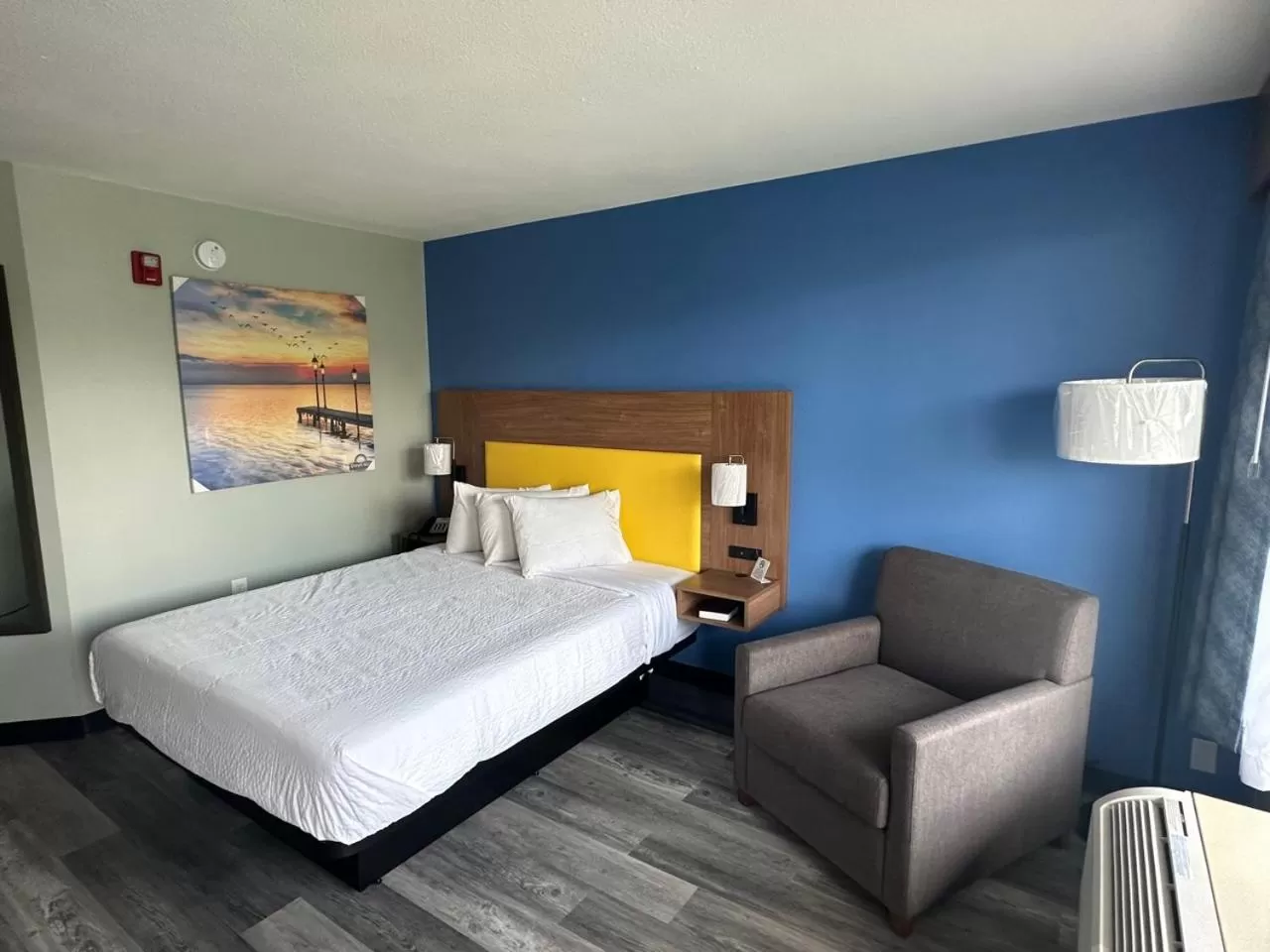Bedroom, Bed in Days Inn & Suites by Wyndham Jennings