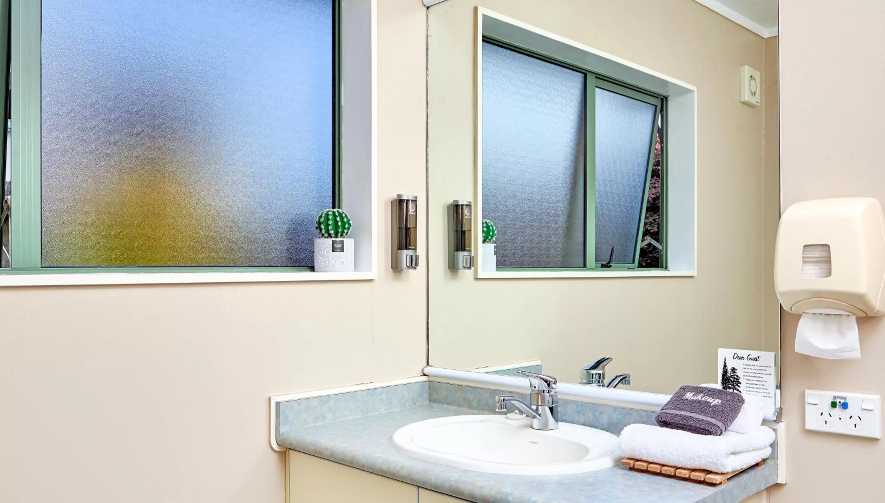 Bathroom in Barringtons Motor Lodge