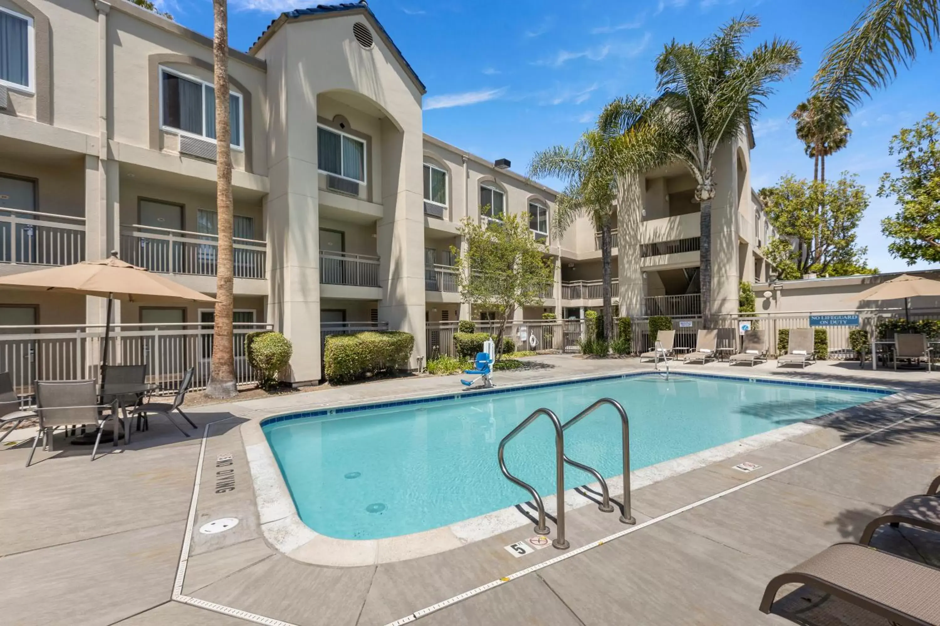 Swimming Pool in Good Nite Inn Buena Park