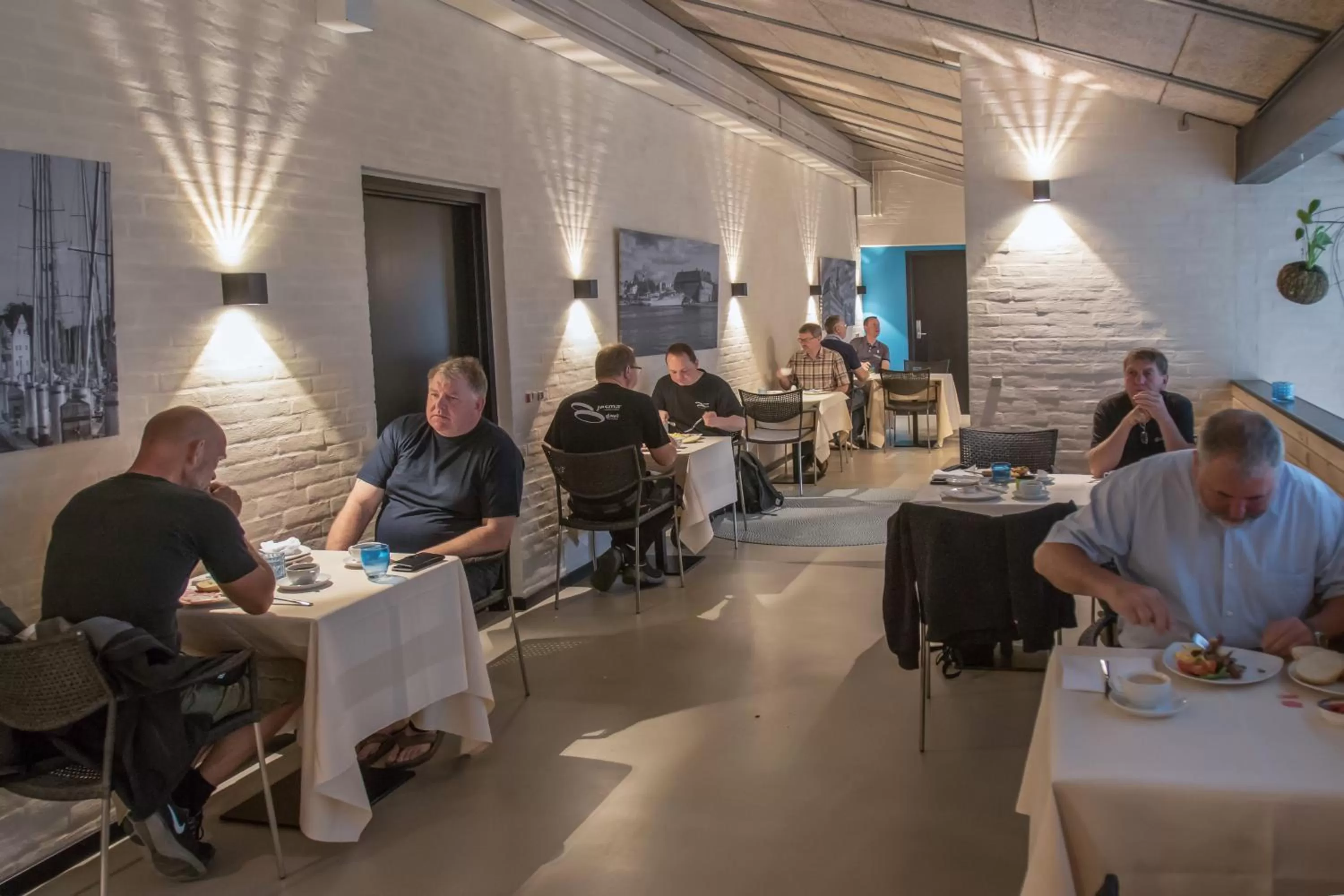 Restaurant/places to eat in Hotel 6400