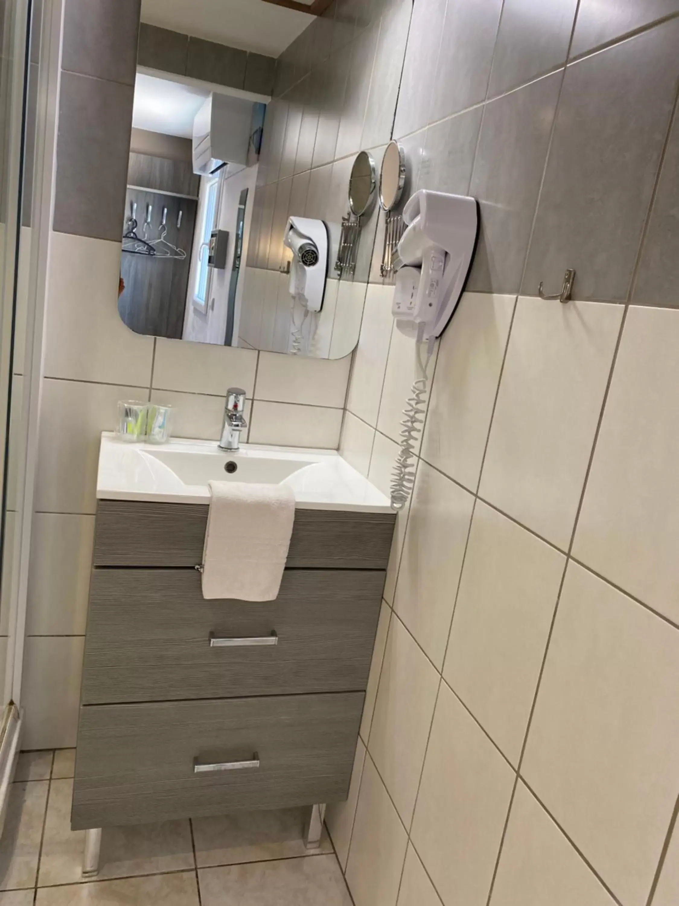 Bathroom in LOGIS Hôtel La Chaumière