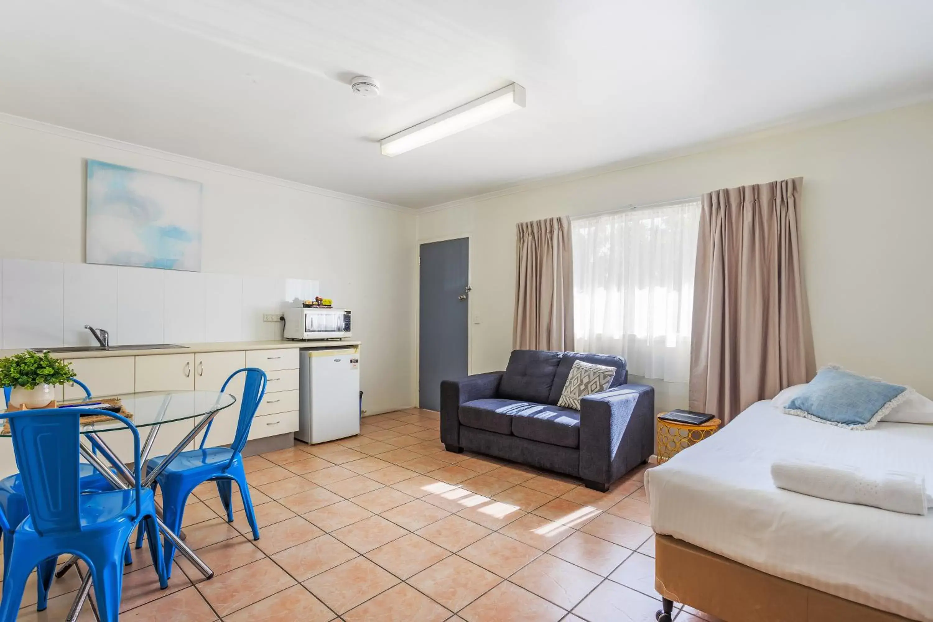 Bed, Seating Area in Top Spot Motel