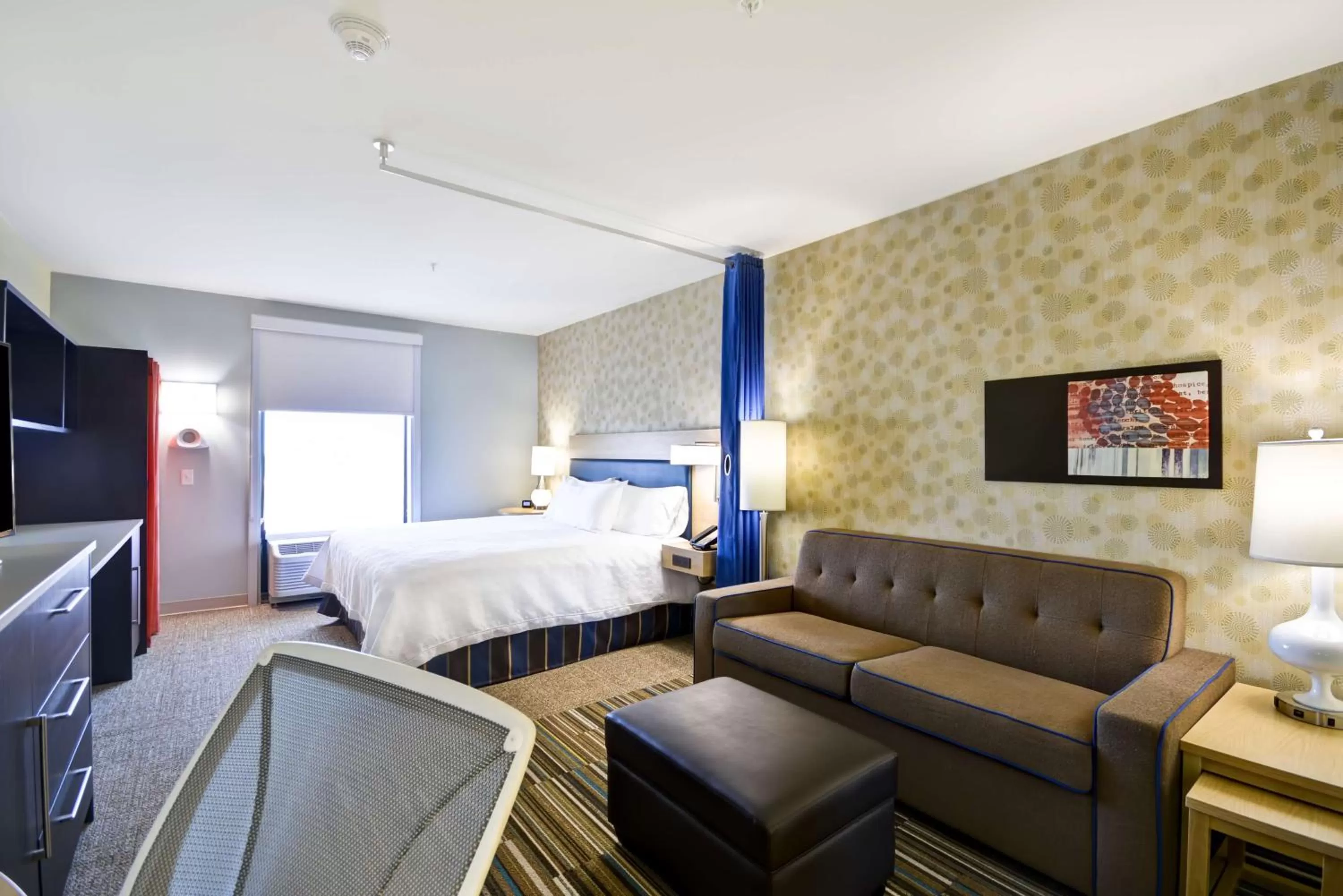 Living room, Bed in Home2 Suites By Hilton Oswego