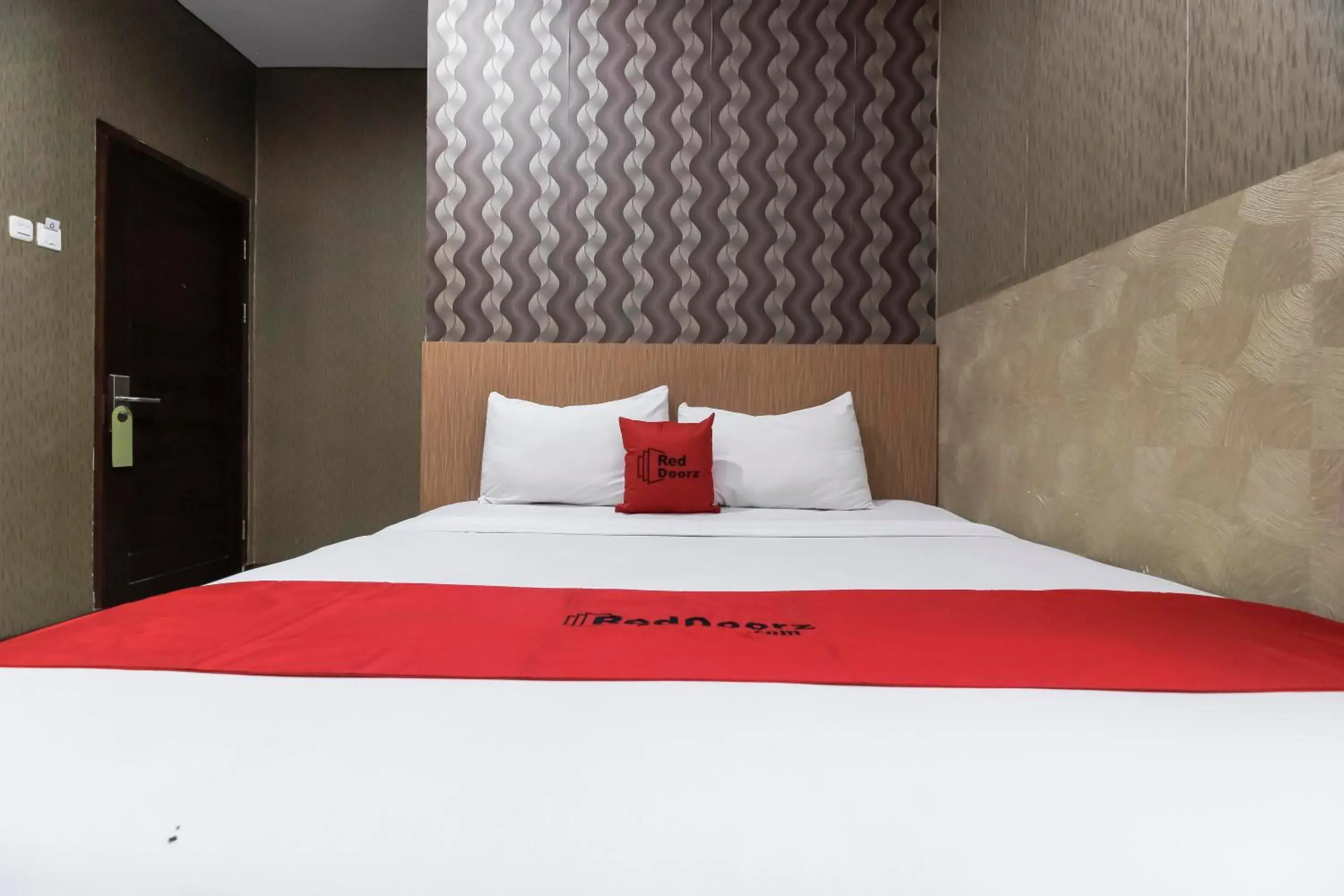 Bedroom, Bed in RedDoorz Plus @ Tuparev Cirebon