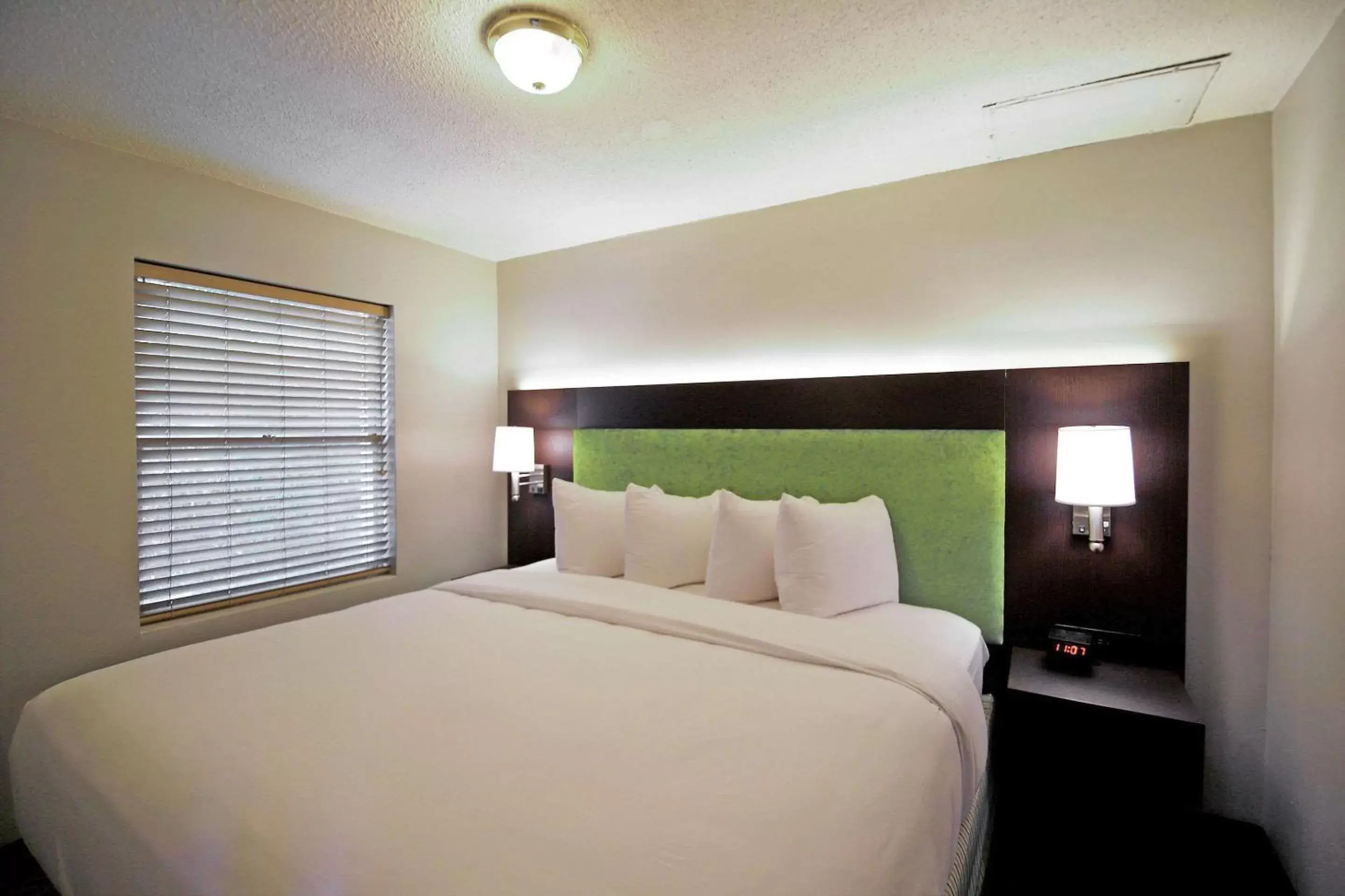 Photo of the whole room, Bed in El Sendero Inn, Ascend Hotel Collection