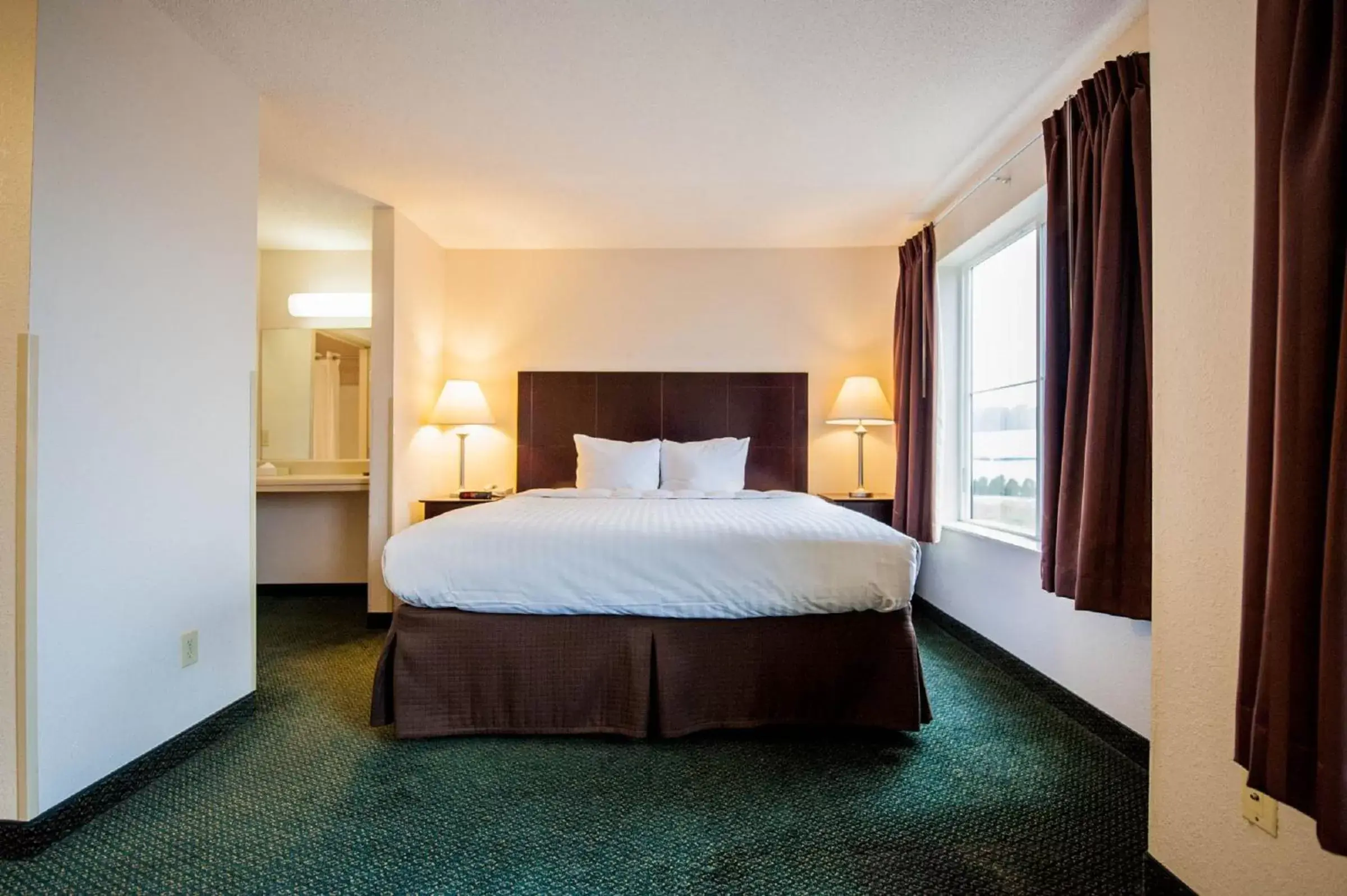 Bed in Greystone Inn & Suites