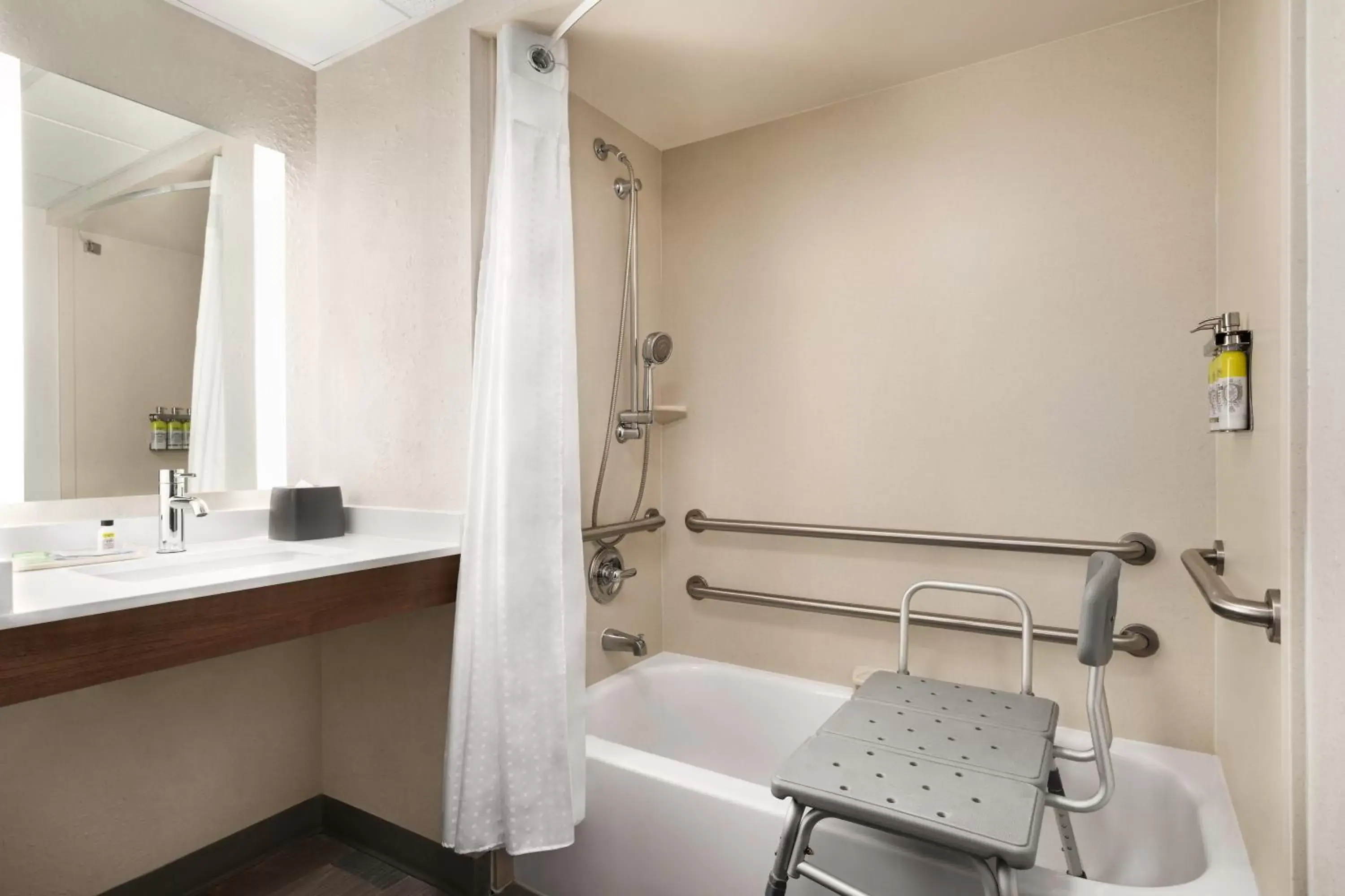 Photo of the whole room, Bathroom in Holiday Inn Florence, an IHG Hotel
