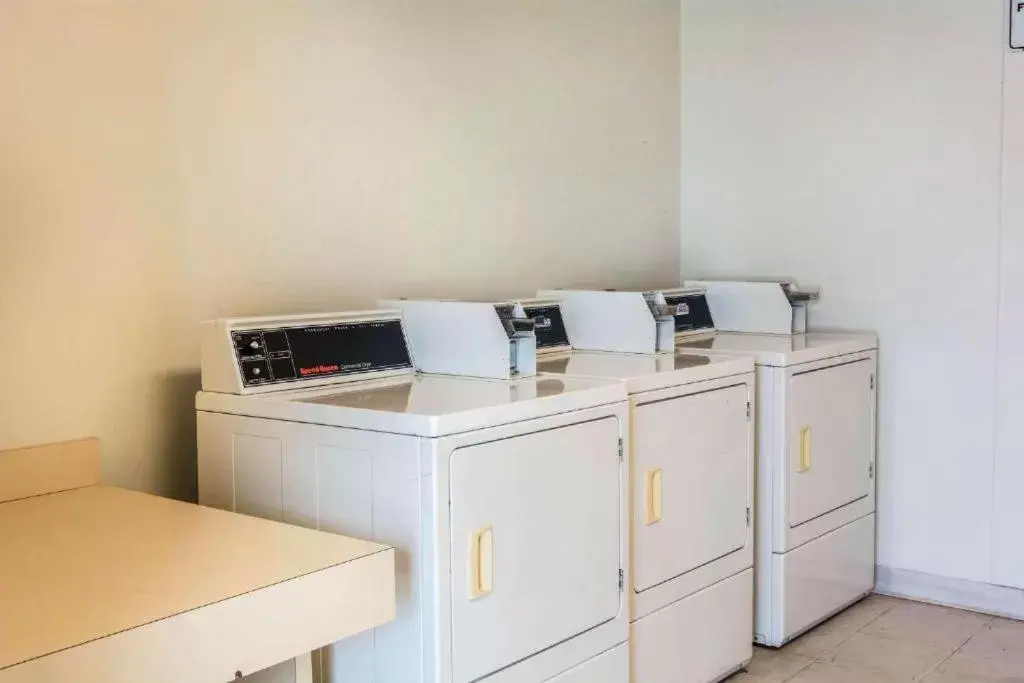 laundry, Kitchen/Kitchenette in Quality Suites Lake Wright Norfolk Airport